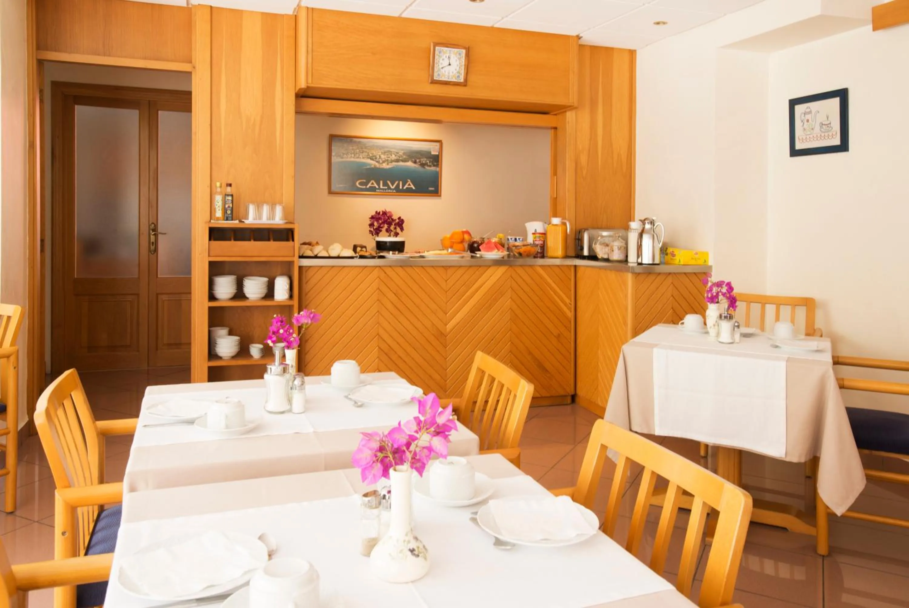 Restaurant/places to eat in Hostal Residencia Sutimar