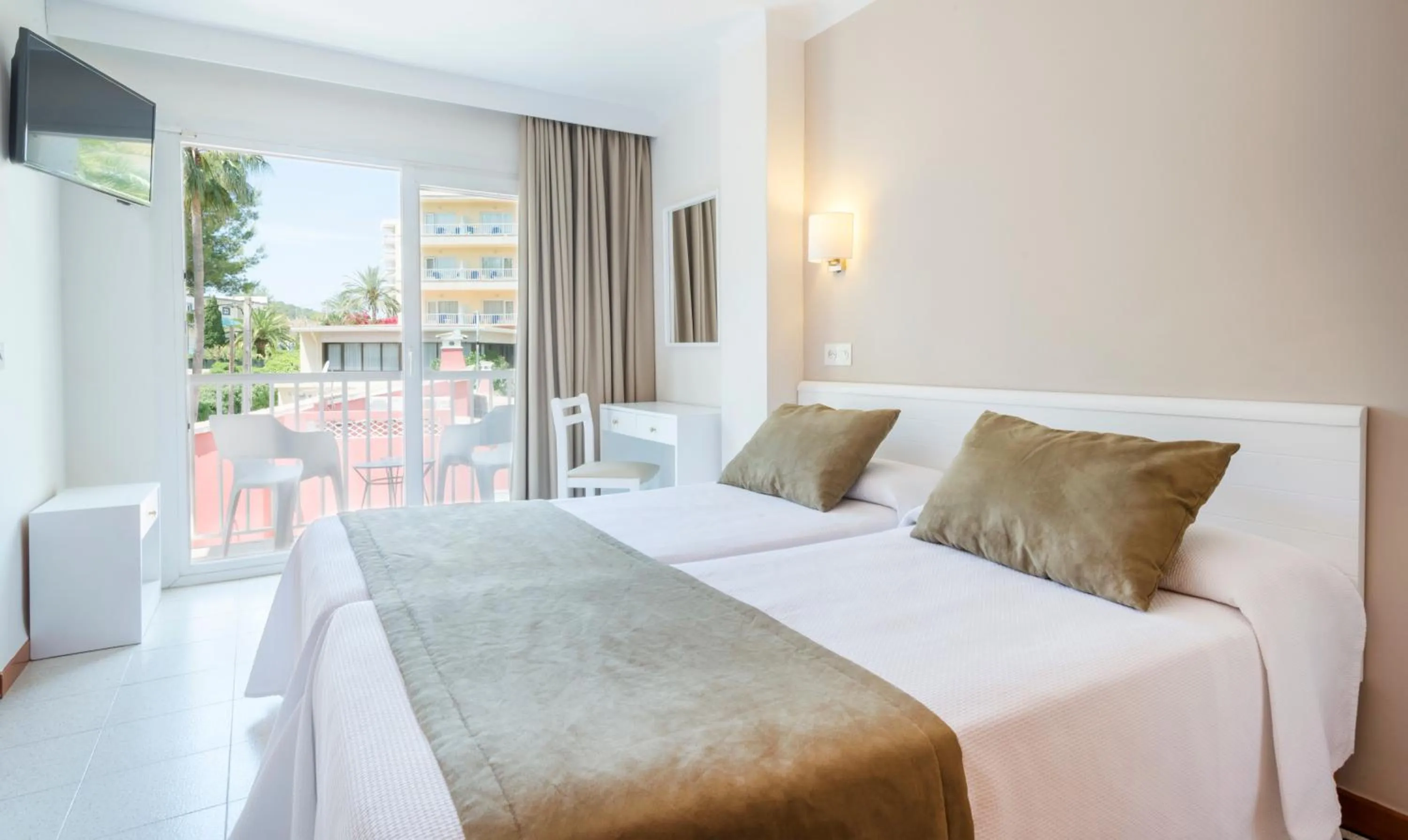 Photo of the whole room, Bed in Hostal Residencia Sutimar