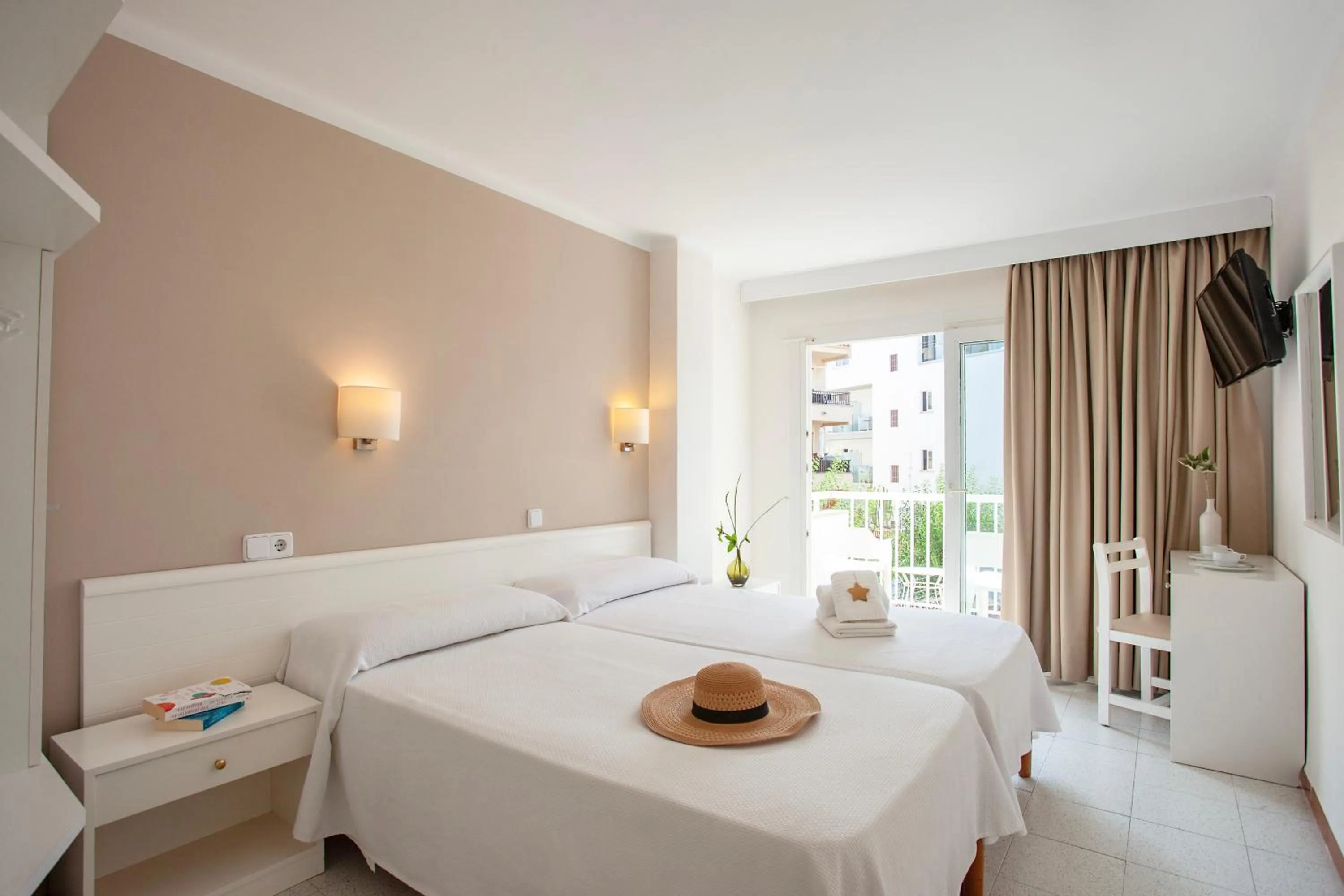 Decorative detail, Bed in Hostal Residencia Sutimar