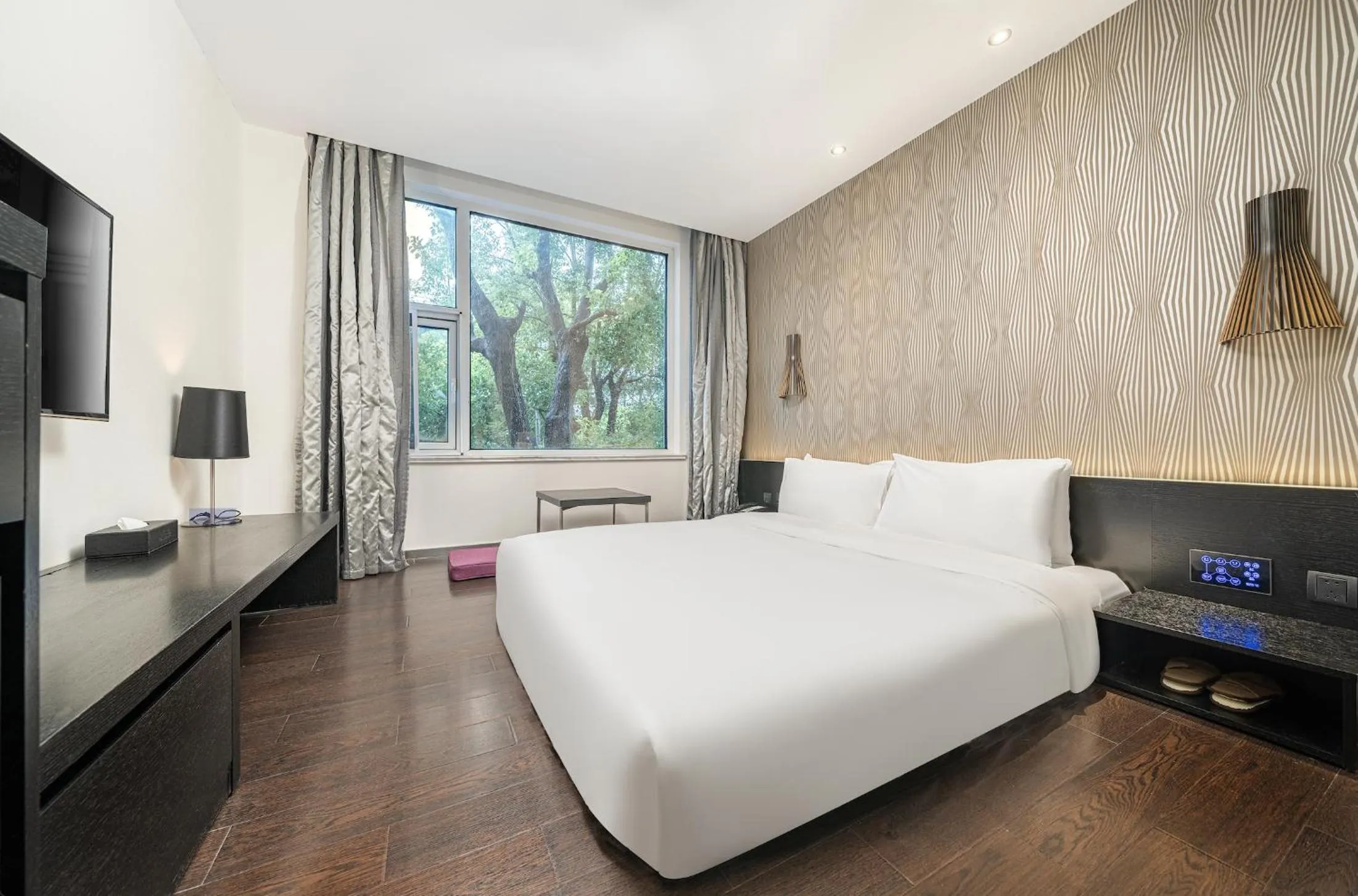 Photo of the whole room, Bed in Orange Hotel Shanghai Hongqiao Airport Dingbian Road Subway Station Branch - Free Hongqiao Airport & Hongqiao Train station Shuttle Bus