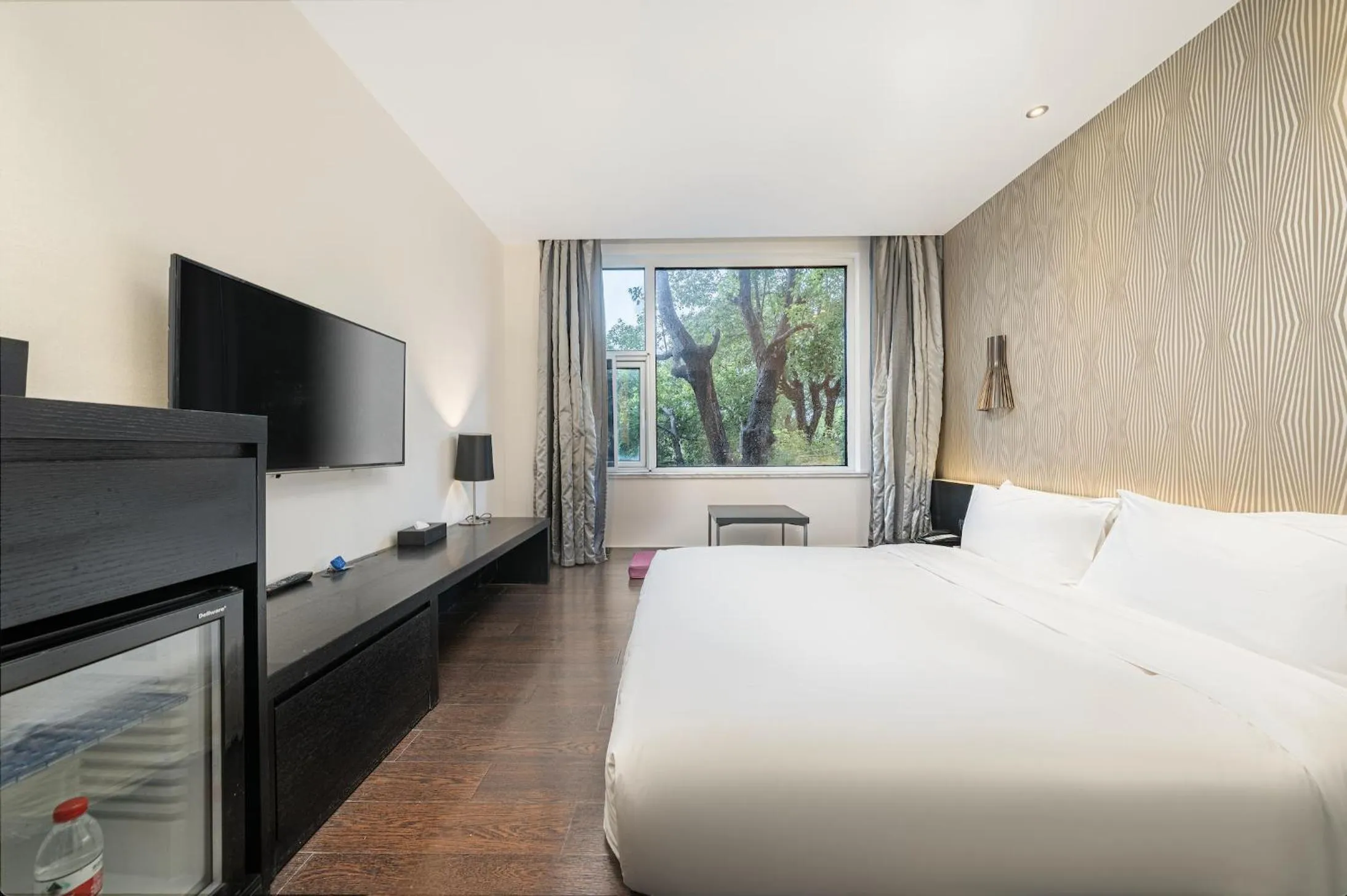 Photo of the whole room, Bed in Orange Hotel Shanghai Hongqiao Airport Dingbian Road Subway Station Branch - Free Hongqiao Airport & Hongqiao Train station Shuttle Bus