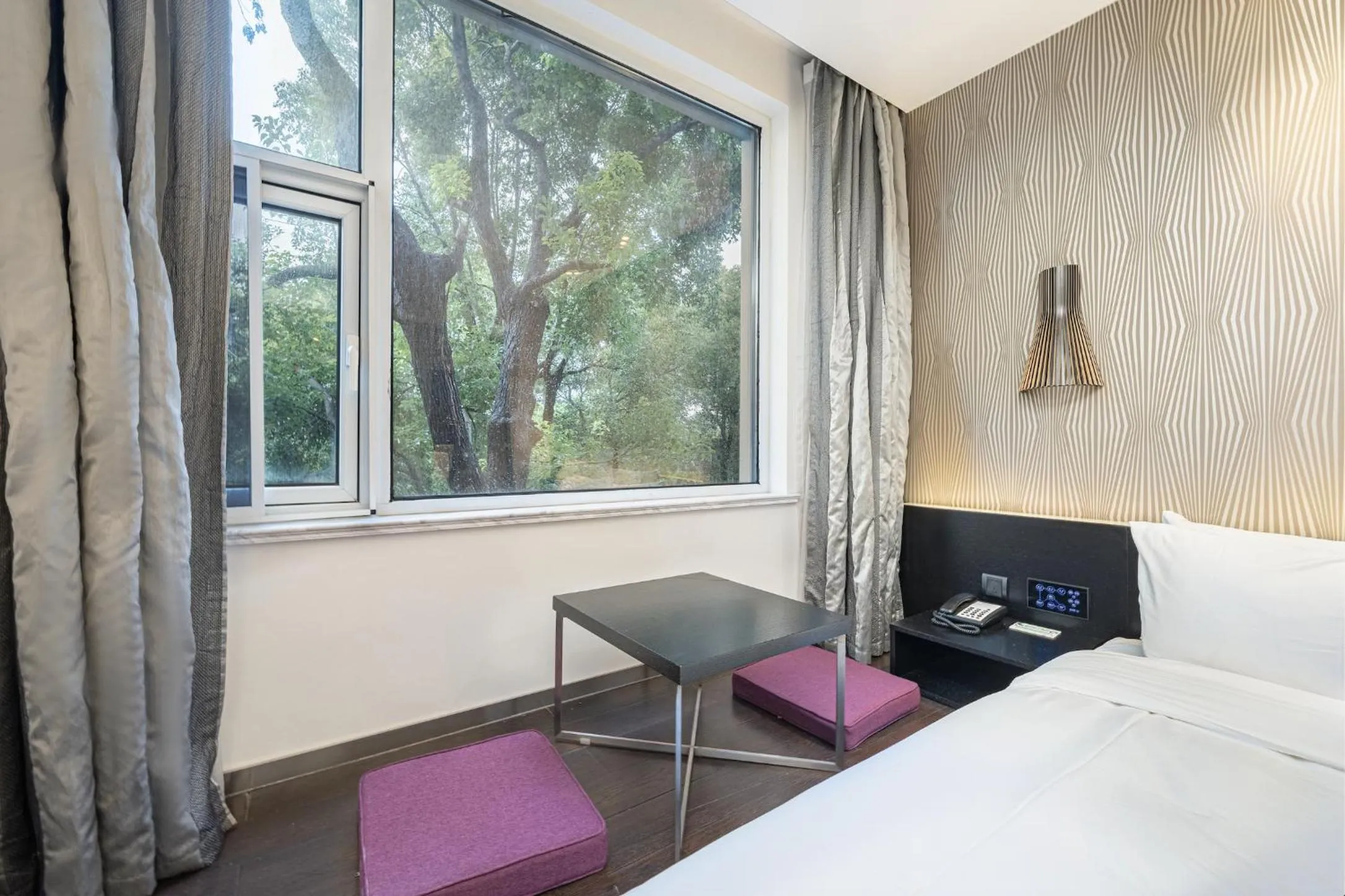 Photo of the whole room, Bed in Orange Hotel Shanghai Hongqiao Airport Dingbian Road Subway Station Branch - Free Hongqiao Airport & Hongqiao Train station Shuttle Bus