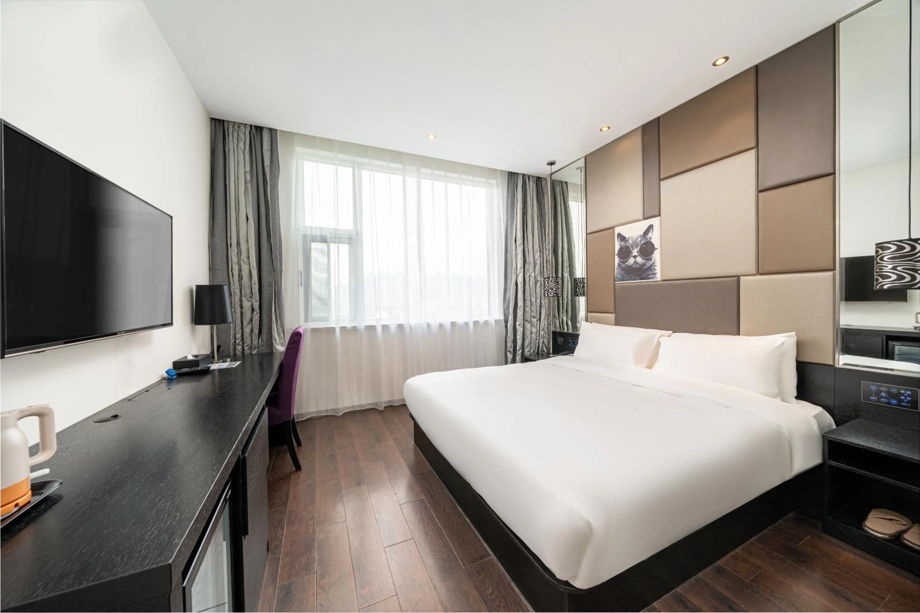 Photo of the whole room, Bed in Orange Hotel Shanghai Hongqiao Airport Dingbian Road Subway Station Branch - Free Hongqiao Airport & Hongqiao Train station Shuttle Bus