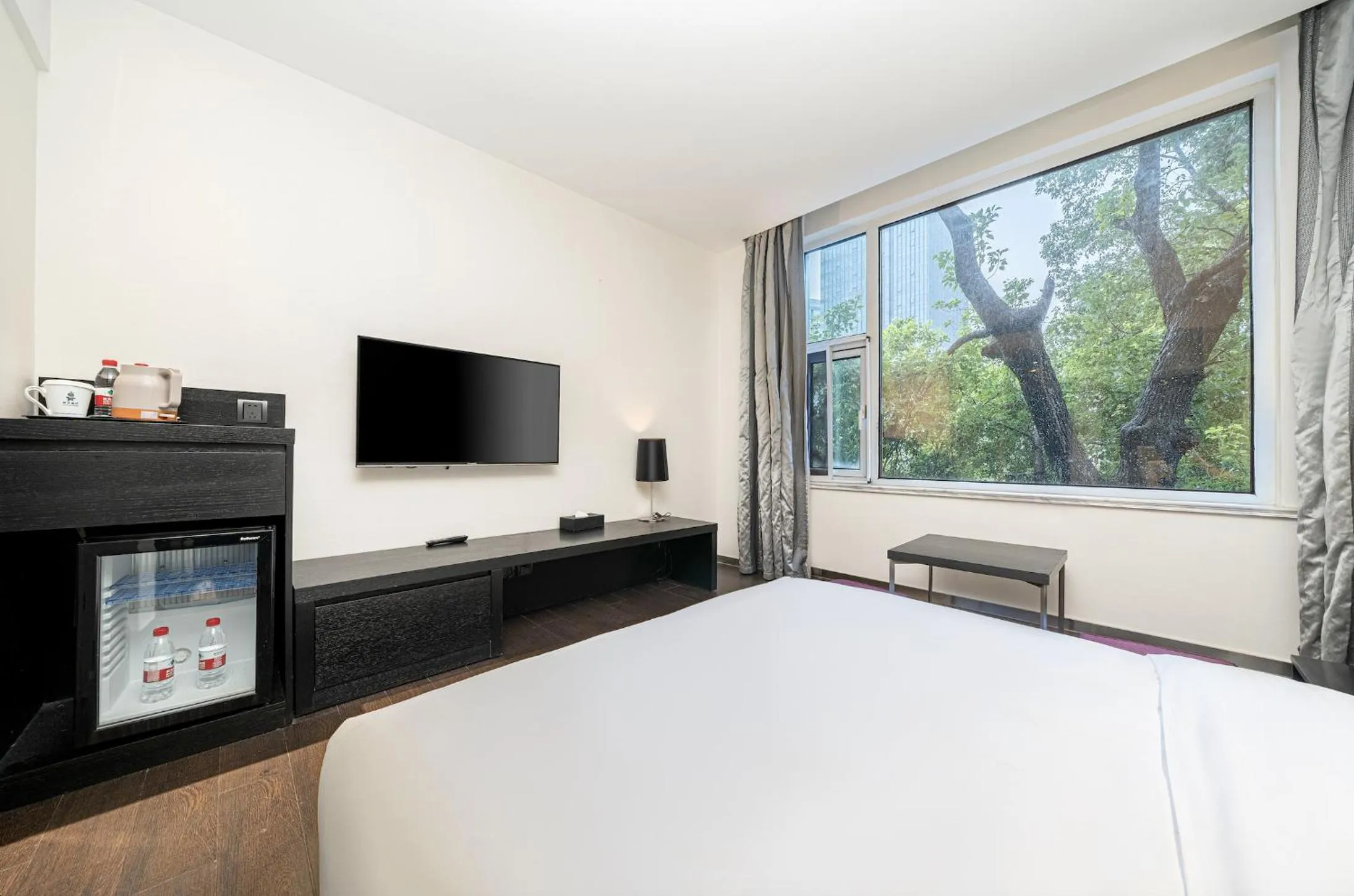 Photo of the whole room, Bed in Orange Hotel Shanghai Hongqiao Airport Dingbian Road Subway Station Branch - Free Hongqiao Airport & Hongqiao Train station Shuttle Bus