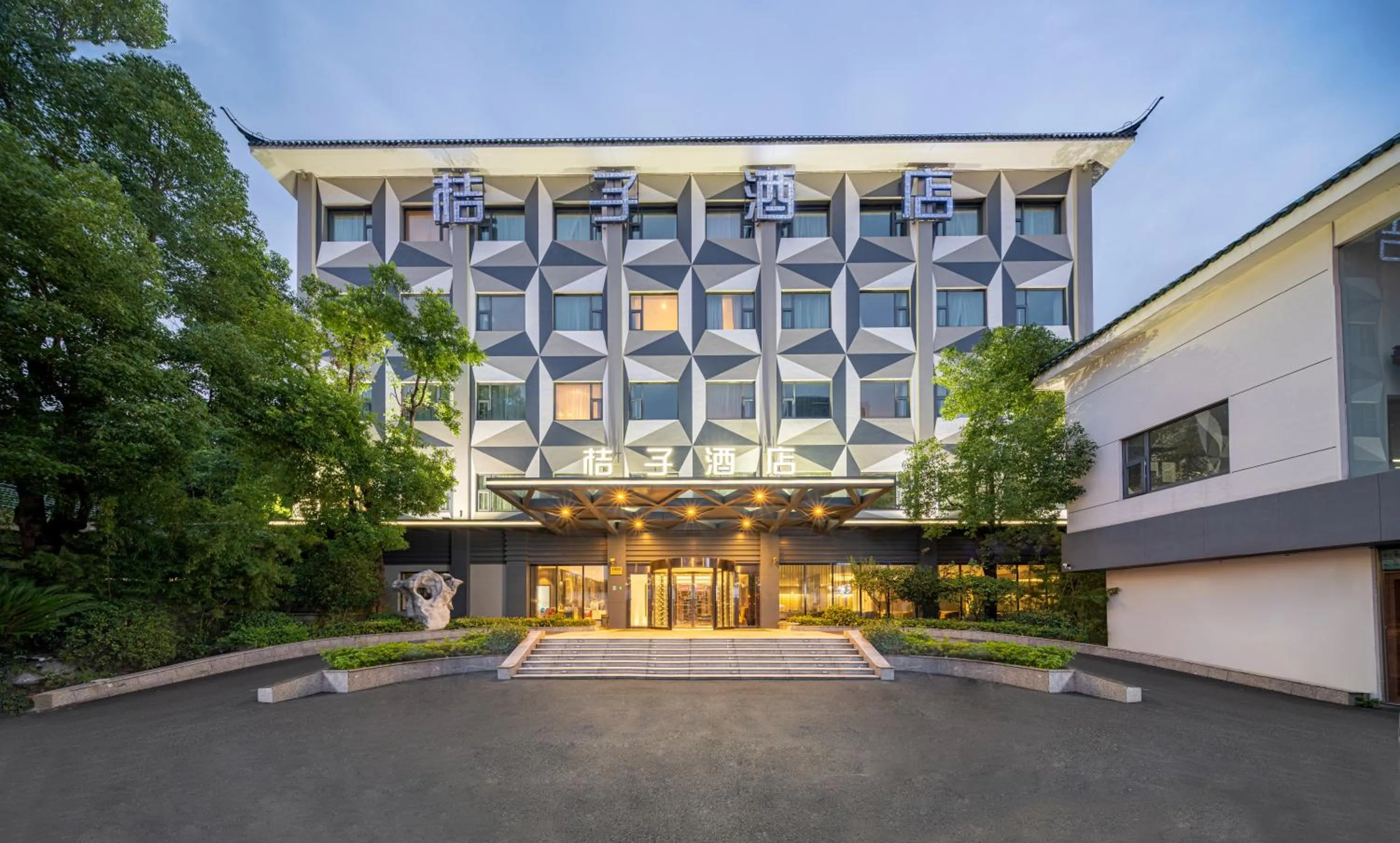 Property building in Orange Hotel Shanghai Hongqiao Airport Dingbian Road Subway Station Branch - Free Hongqiao Airport & Hongqiao Train station Shuttle Bus