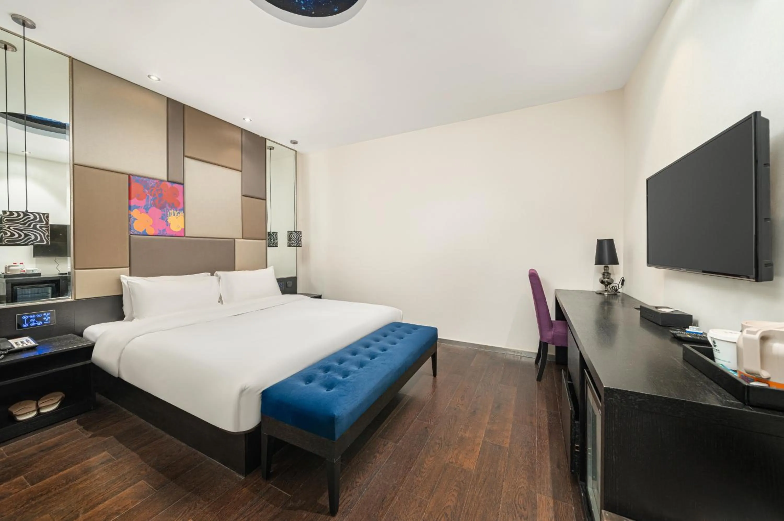 Bedroom, Bed in Orange Hotel Shanghai Hongqiao Airport Dingbian Road Subway Station Branch - Free Hongqiao Airport & Hongqiao Train station Shuttle Bus