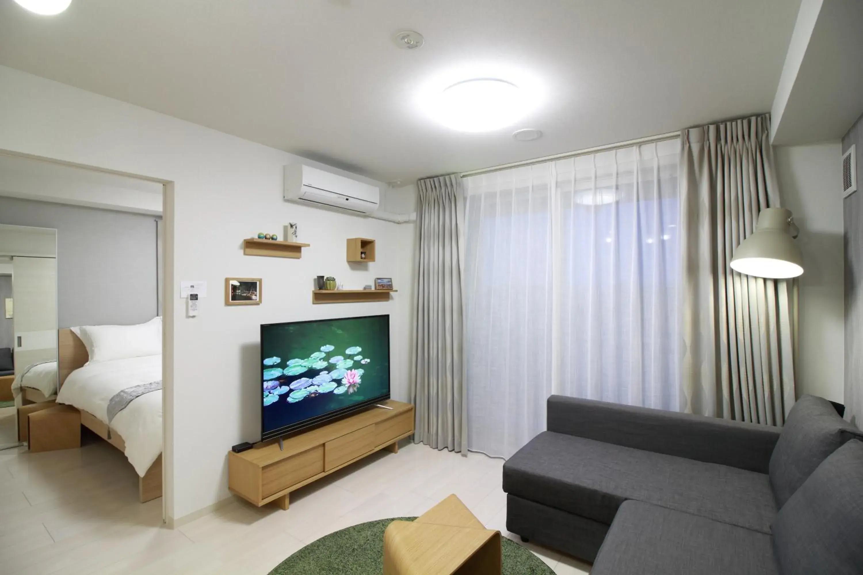 Apartment with Balcony in W&M House Apartment with Balcony in W&M House