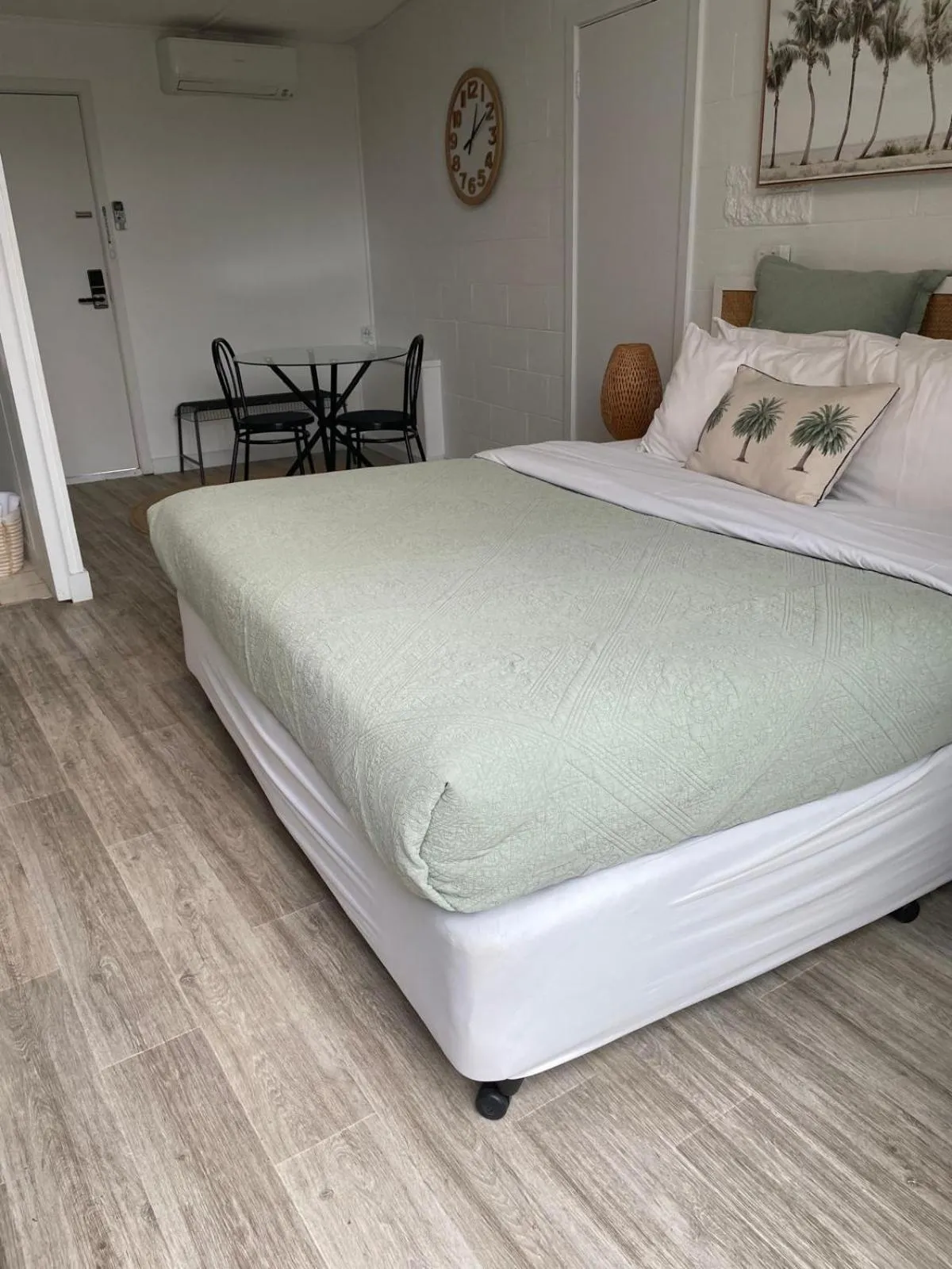 Bed in Peninsula Beach Motel