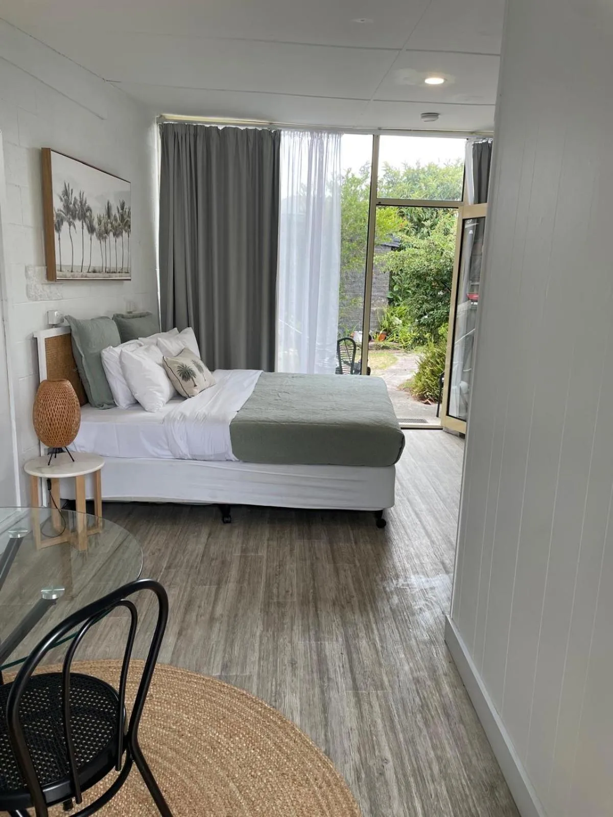 Bed in Peninsula Beach Motel