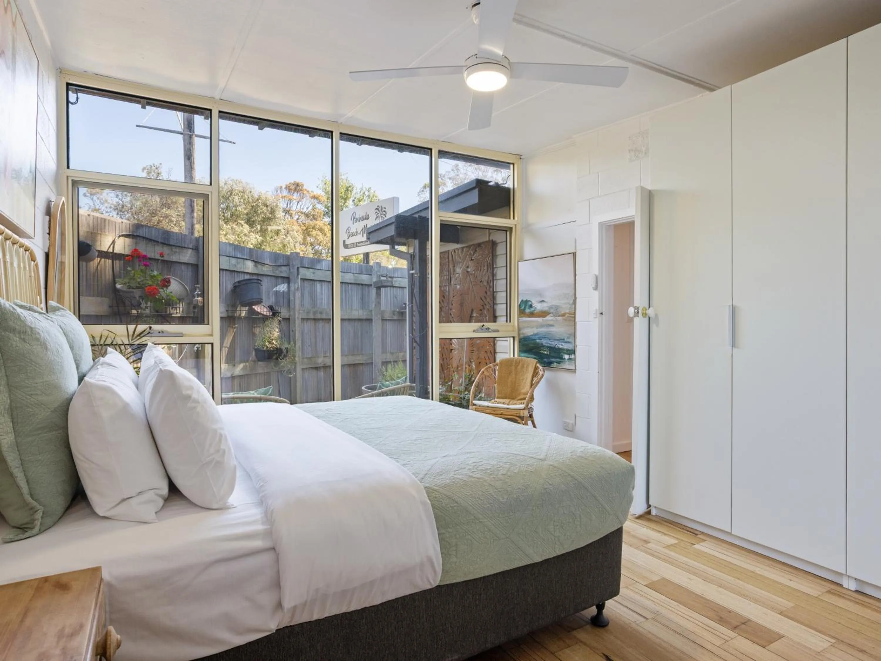 Bed in Peninsula Beach Motel