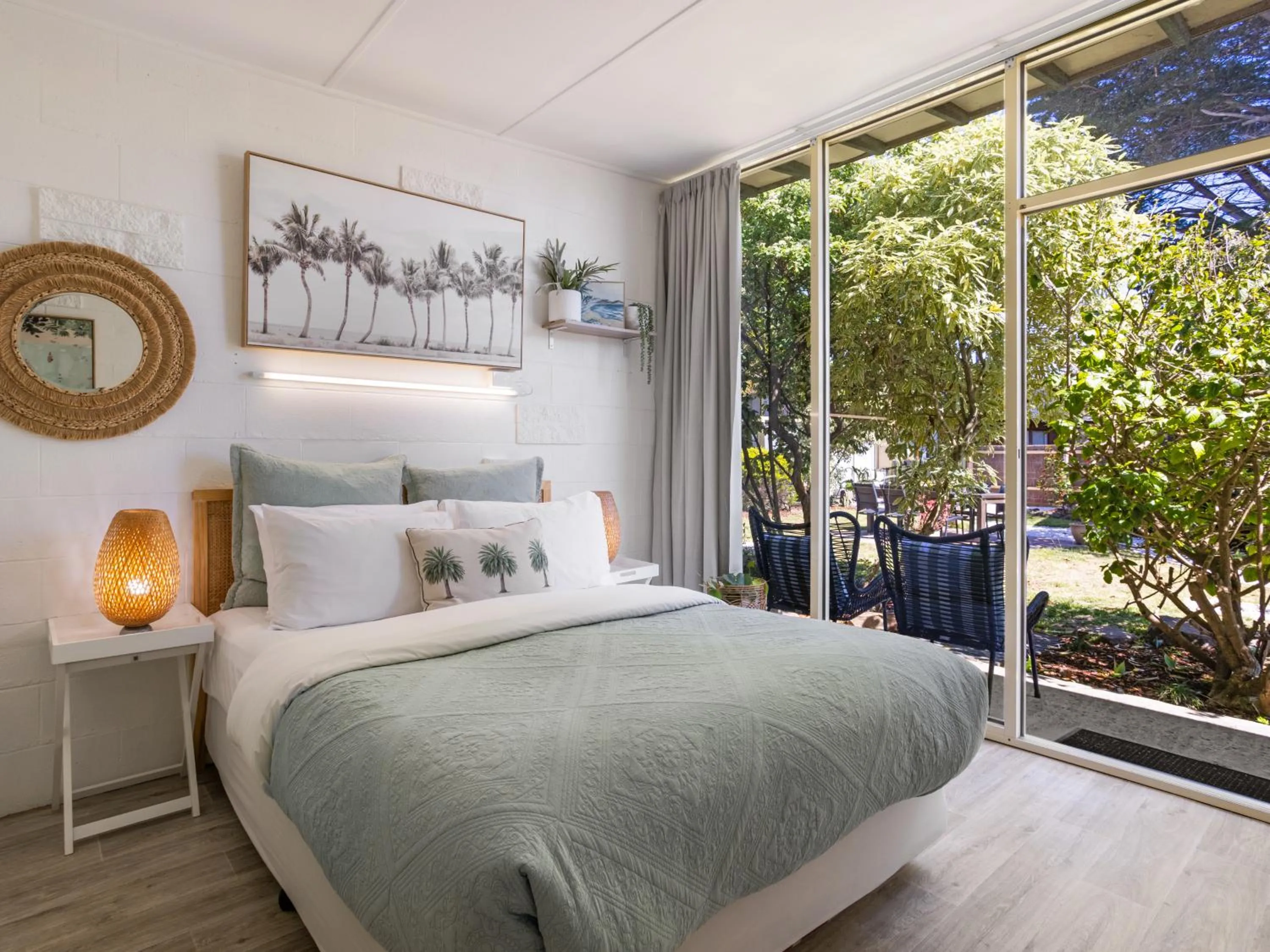 Bed in Peninsula Beach Motel