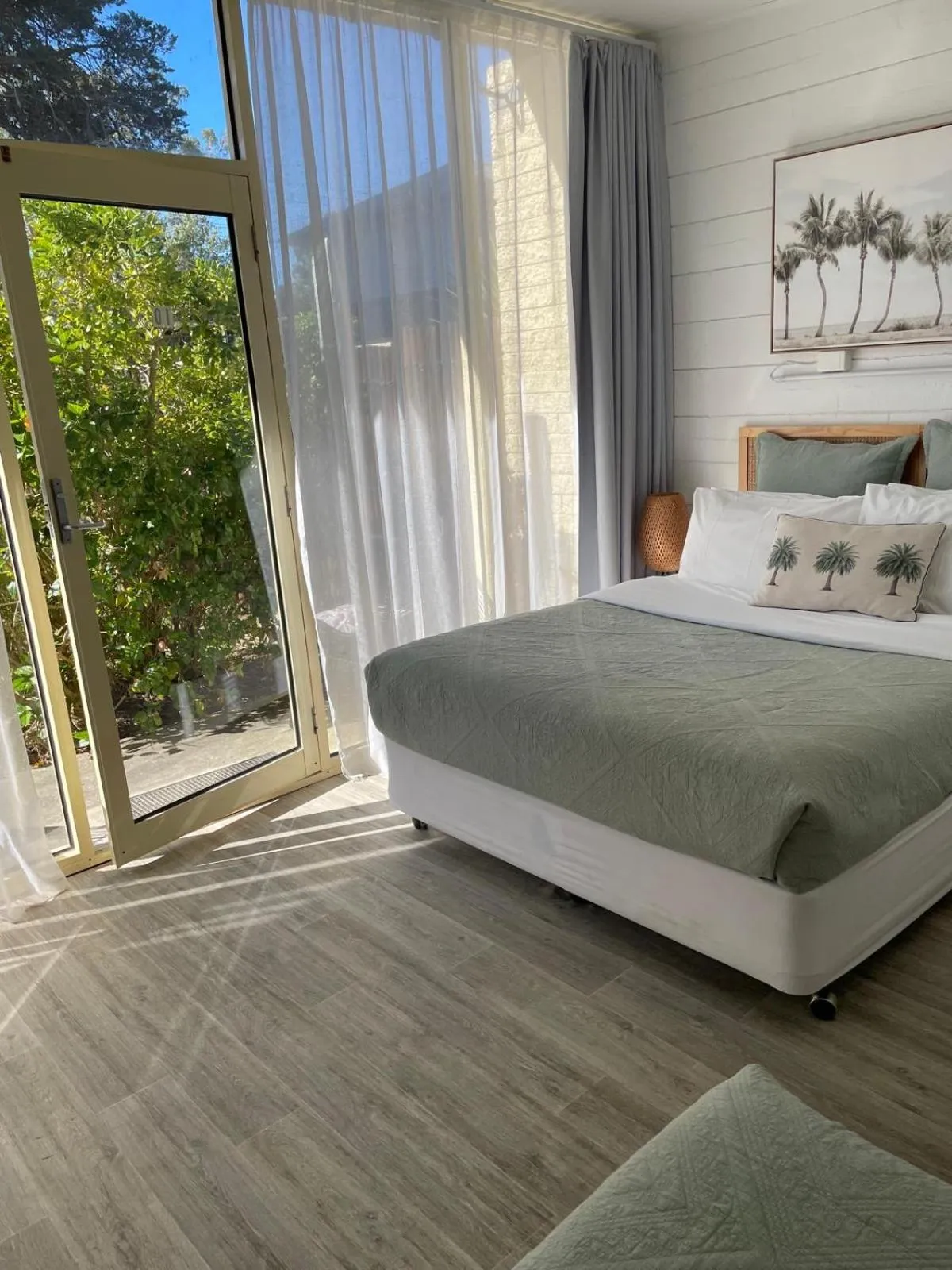 Bed in Peninsula Beach Motel