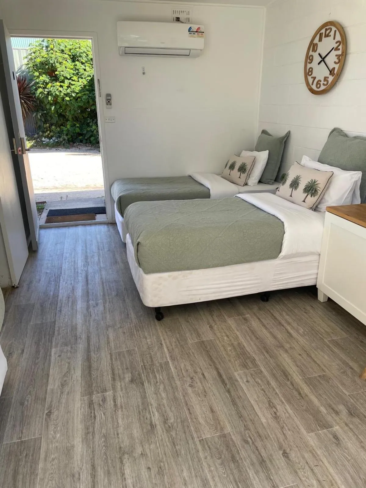 Bed in Peninsula Beach Motel