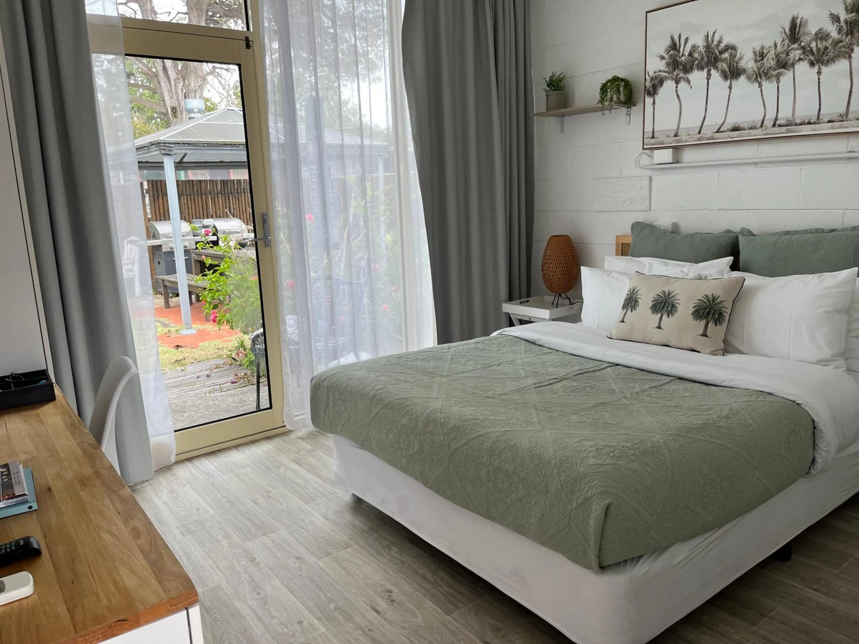 Bed in Peninsula Beach Motel