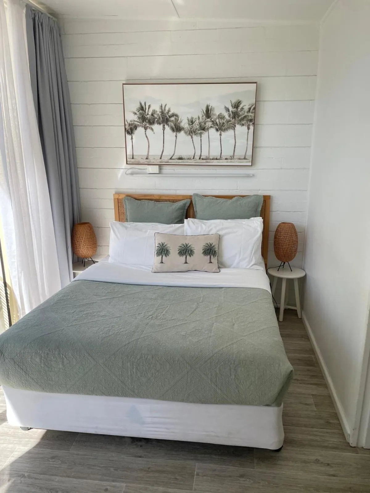 Bed in Peninsula Beach Motel