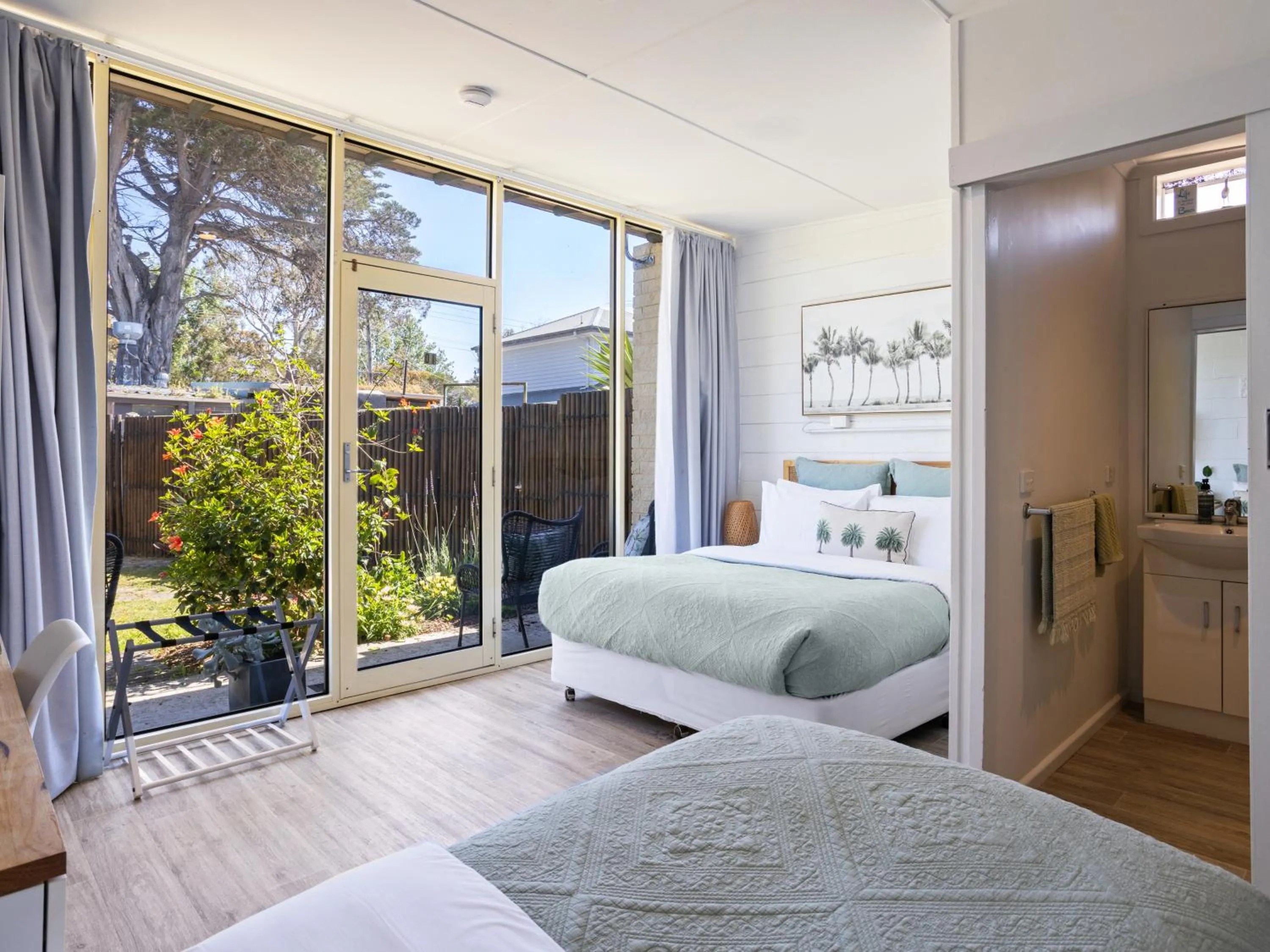 Bed in Peninsula Beach Motel