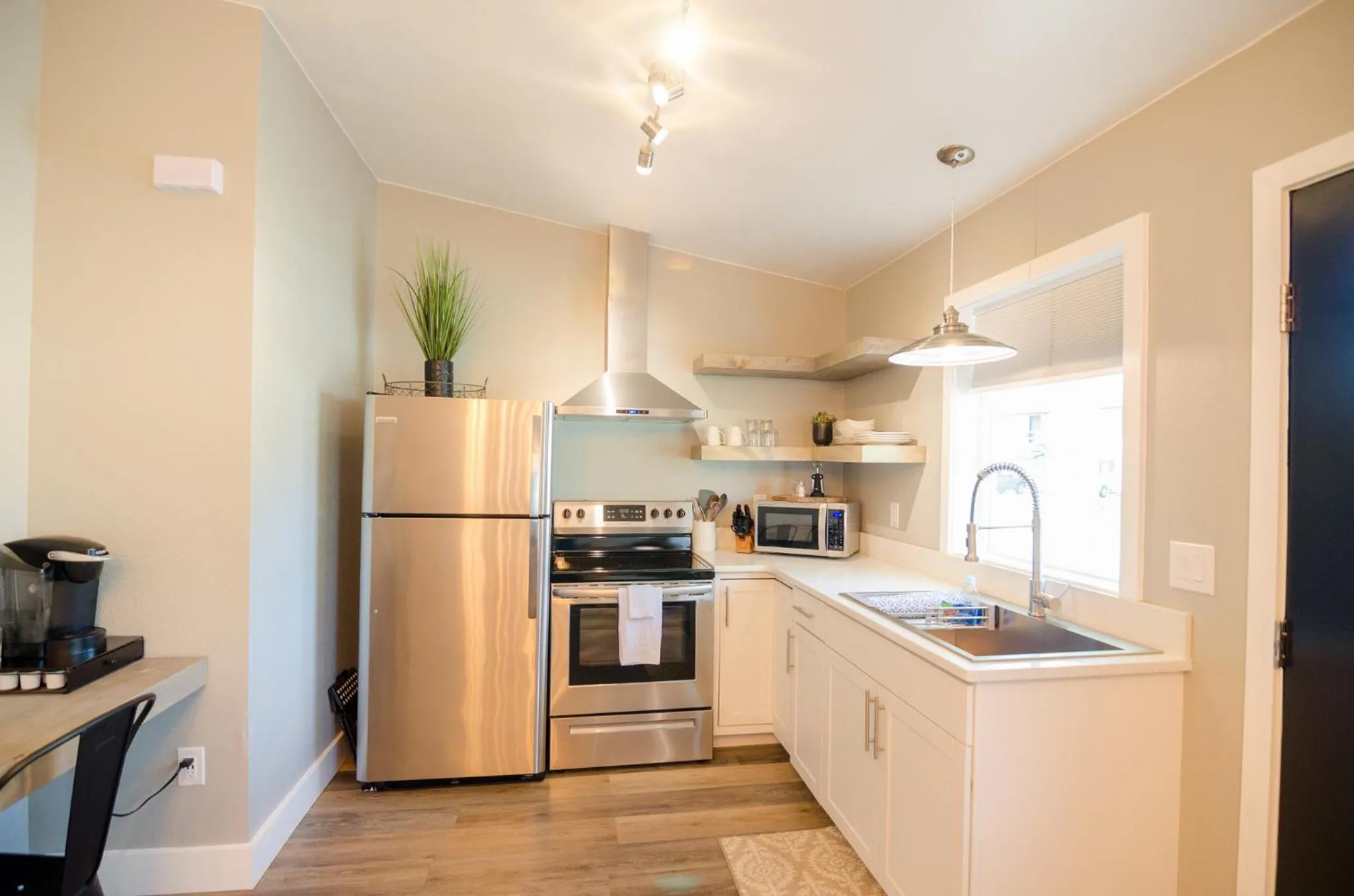 Kitchen or kitchenette in Colony Suites