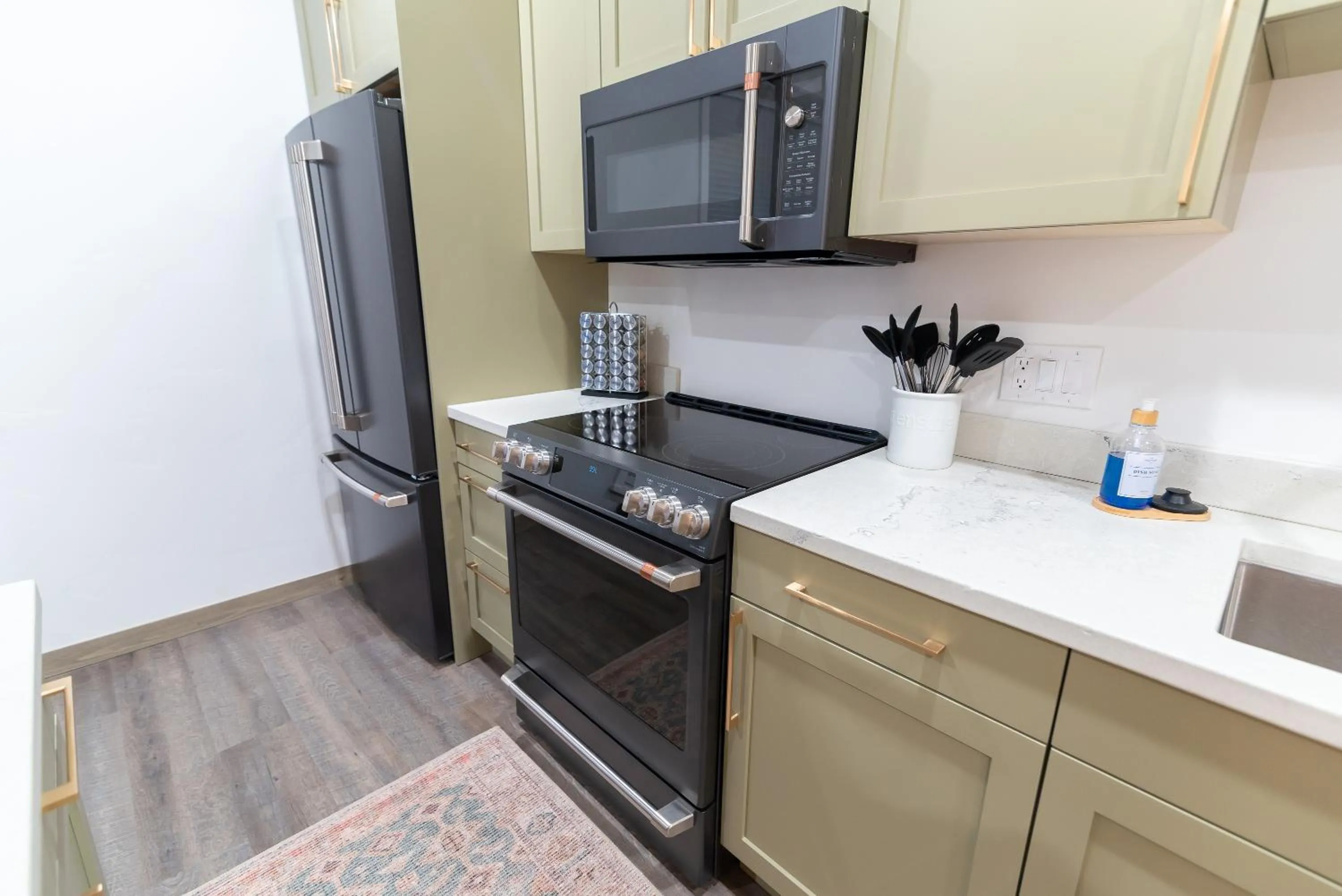 Kitchen or kitchenette in Colony Suites