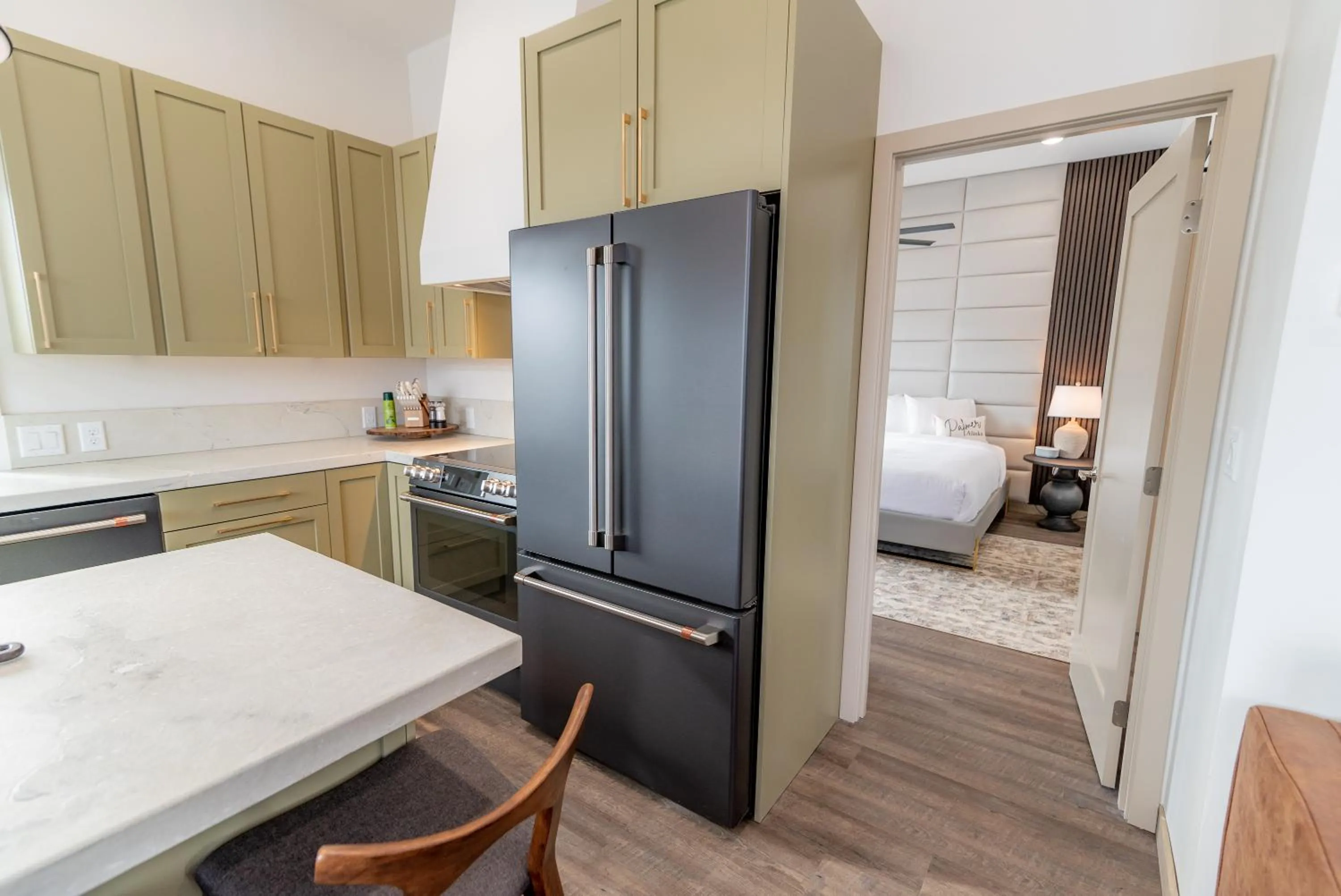 Kitchen or kitchenette, Bed in Colony Suites