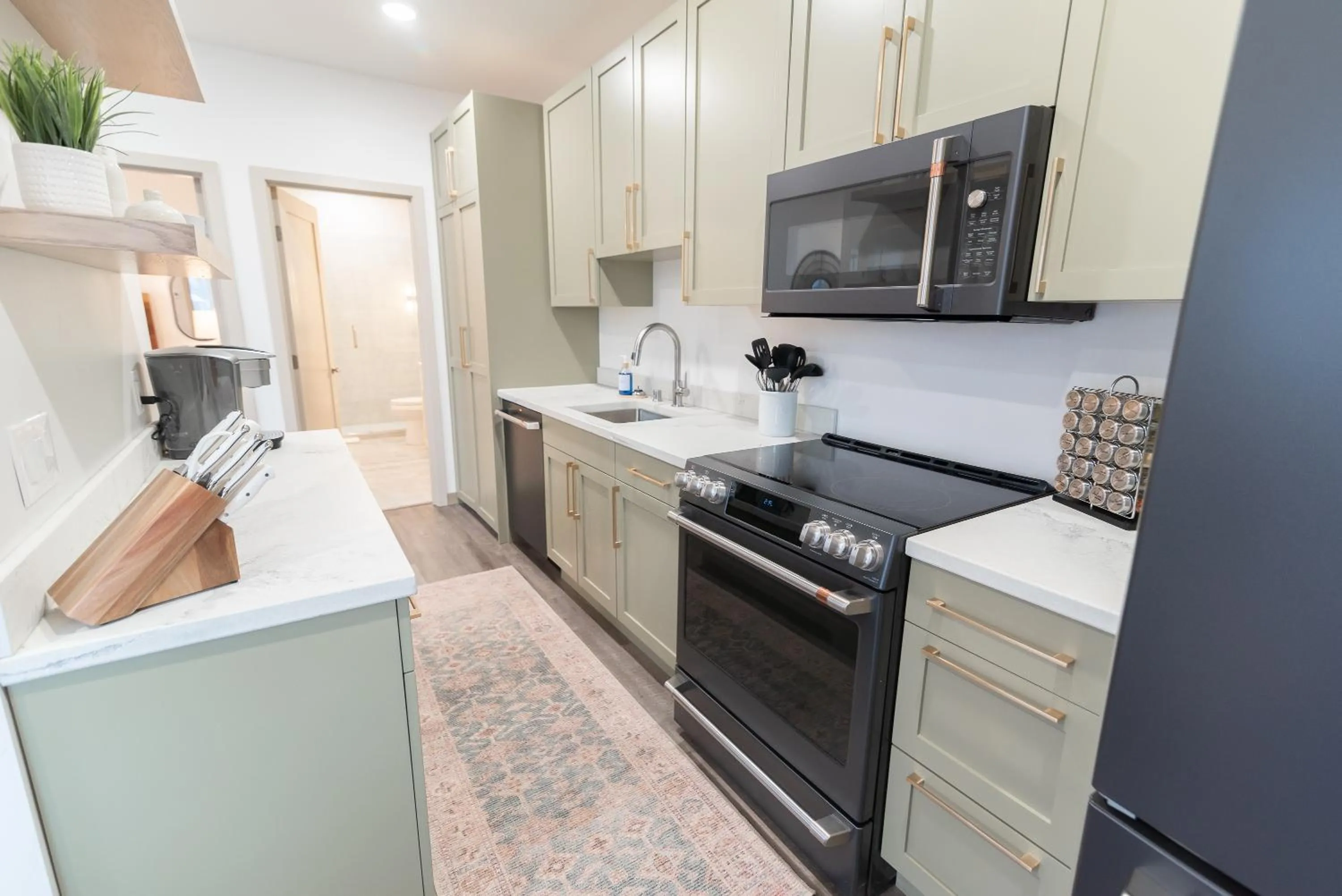 Kitchen or kitchenette in Colony Suites