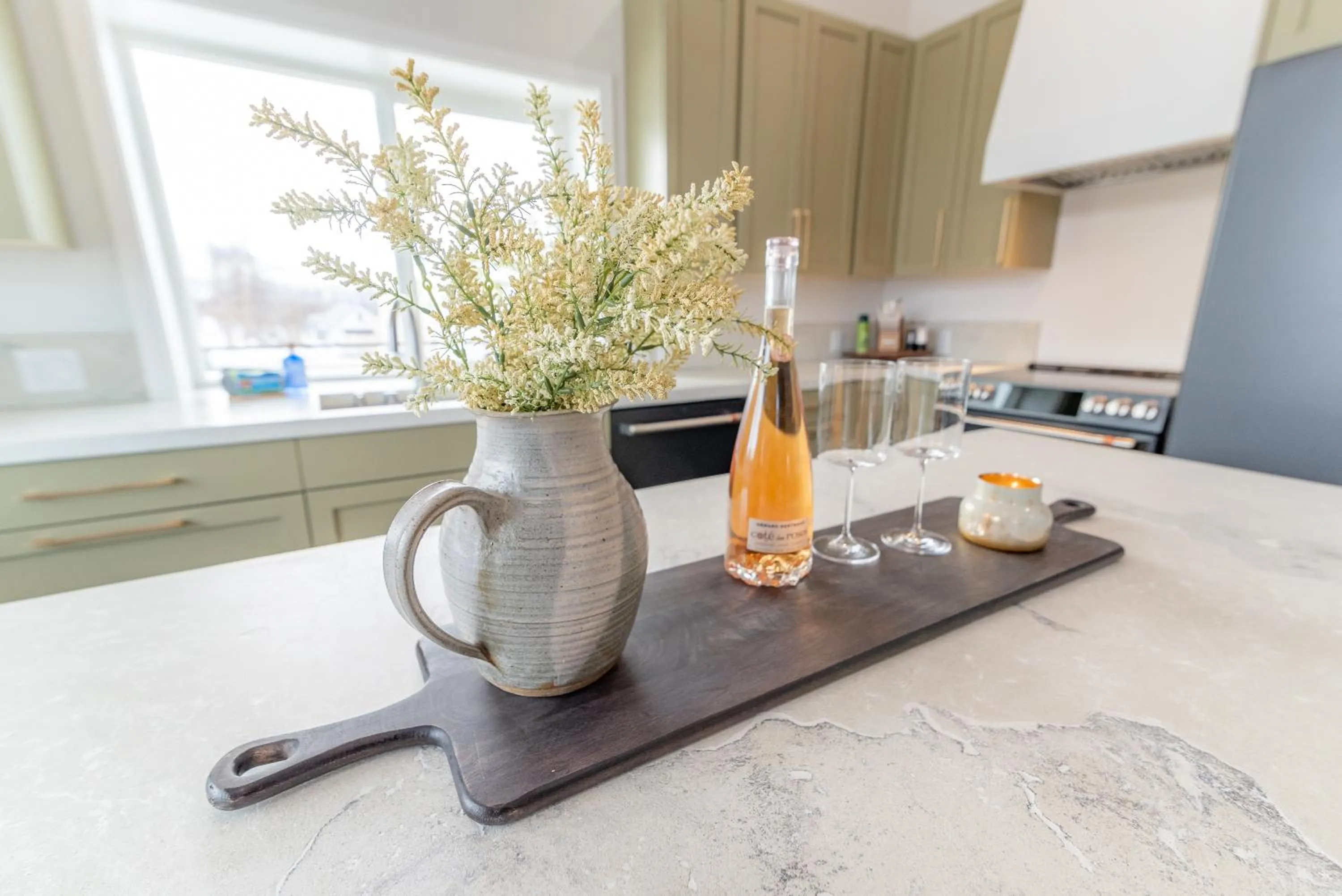 Kitchen or kitchenette in Colony Suites