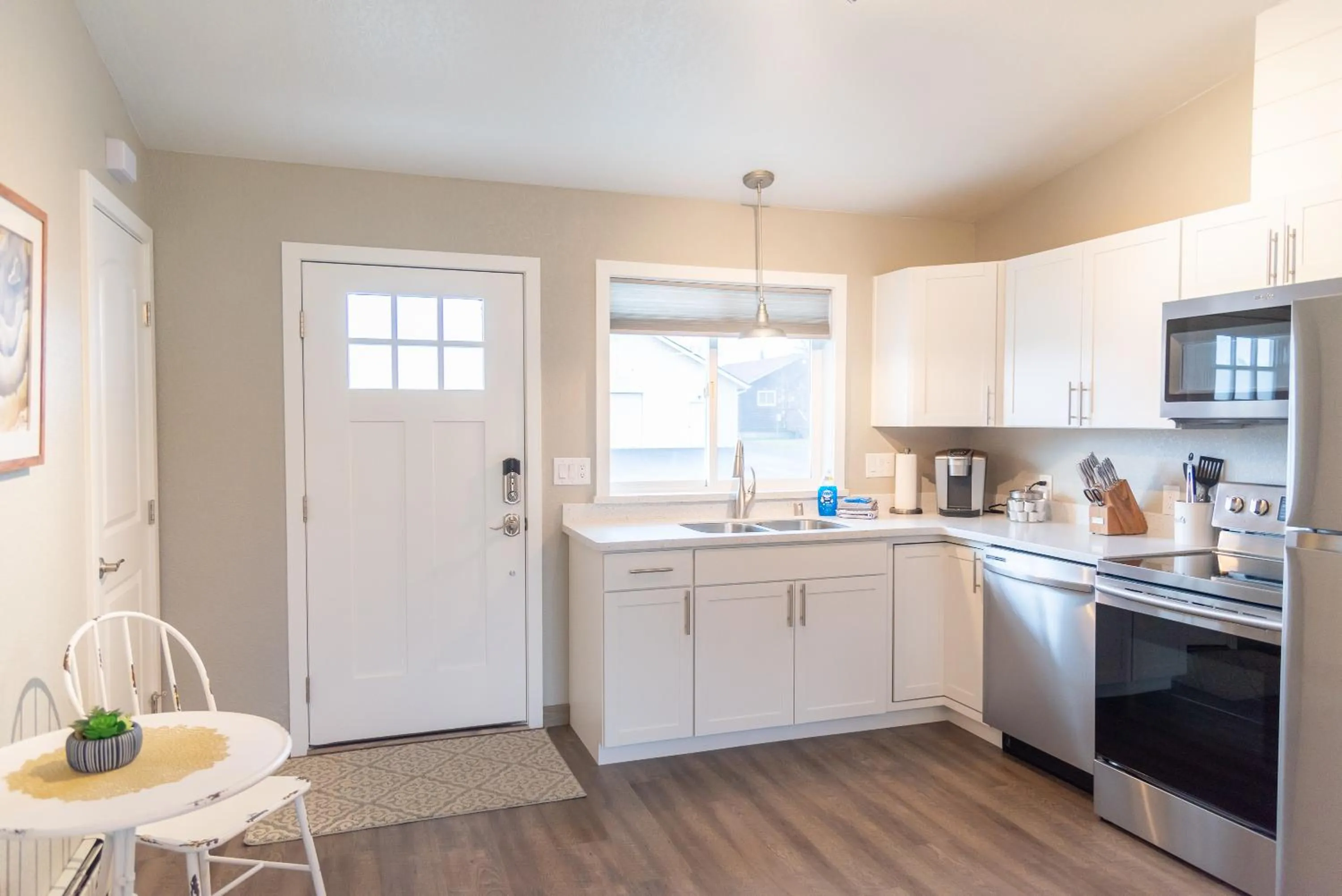 Kitchen or kitchenette in Colony Suites