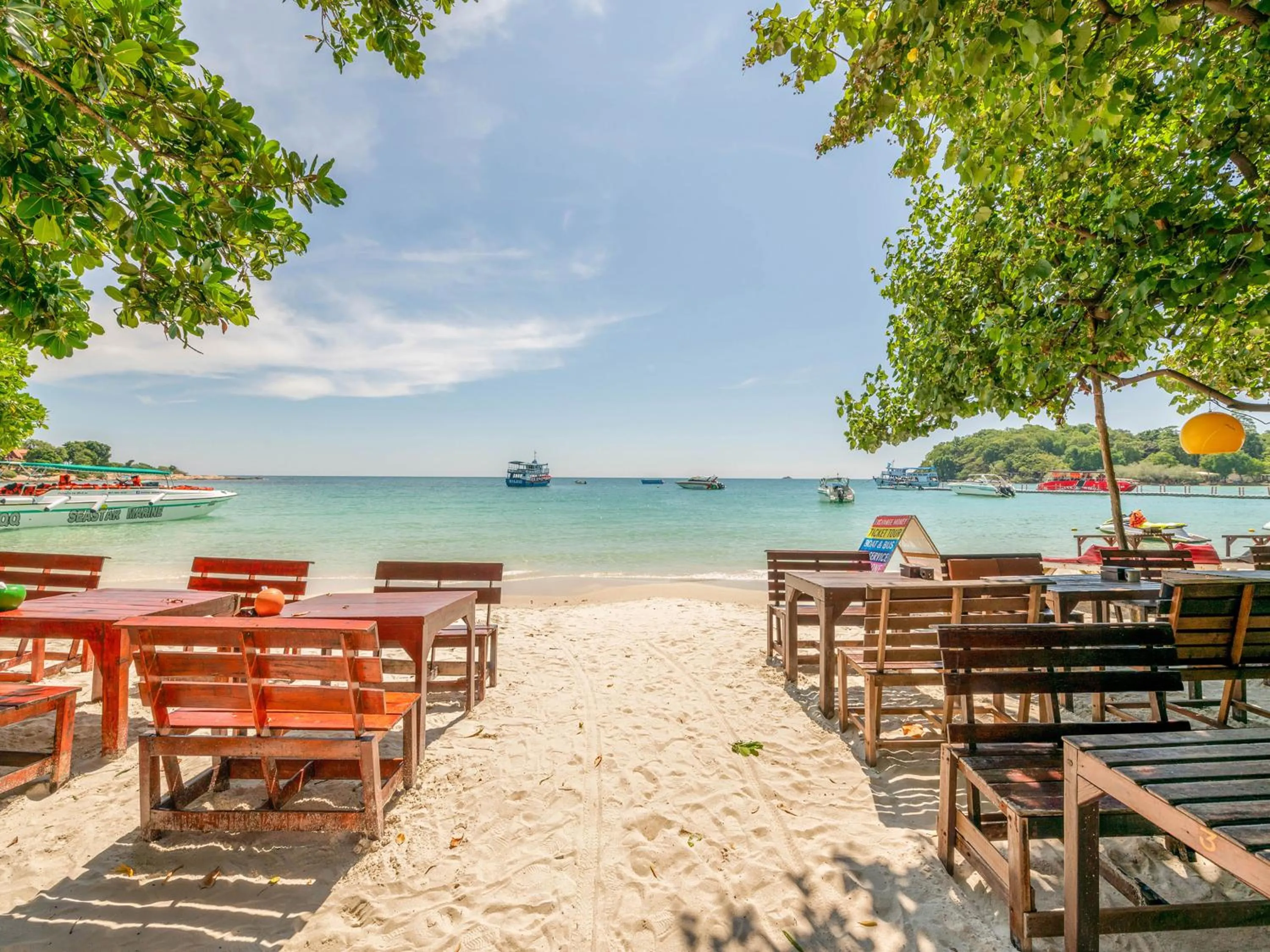 Restaurant/places to eat in Tom Pizza Resort