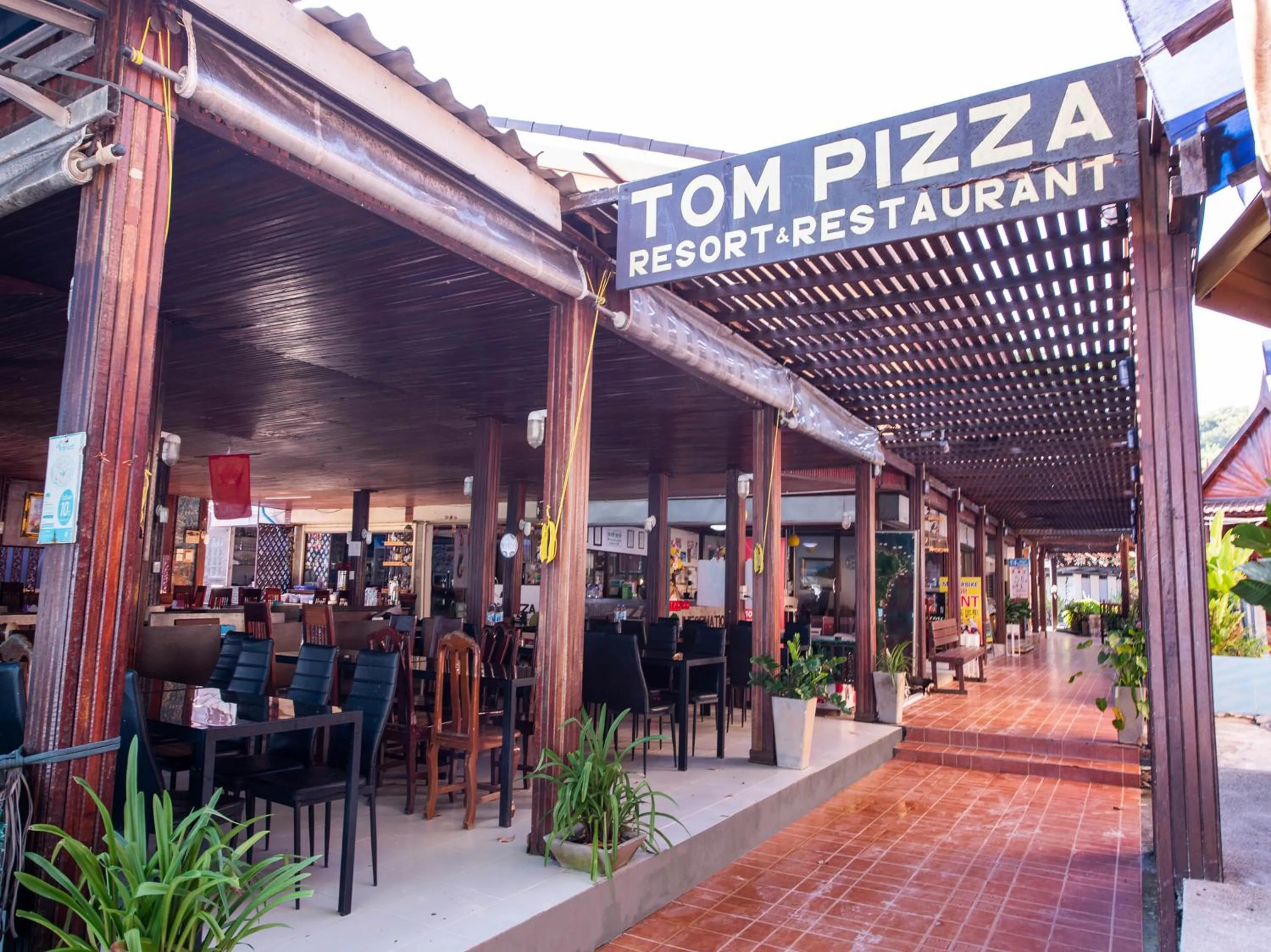 Restaurant/places to eat in Tom Pizza Resort