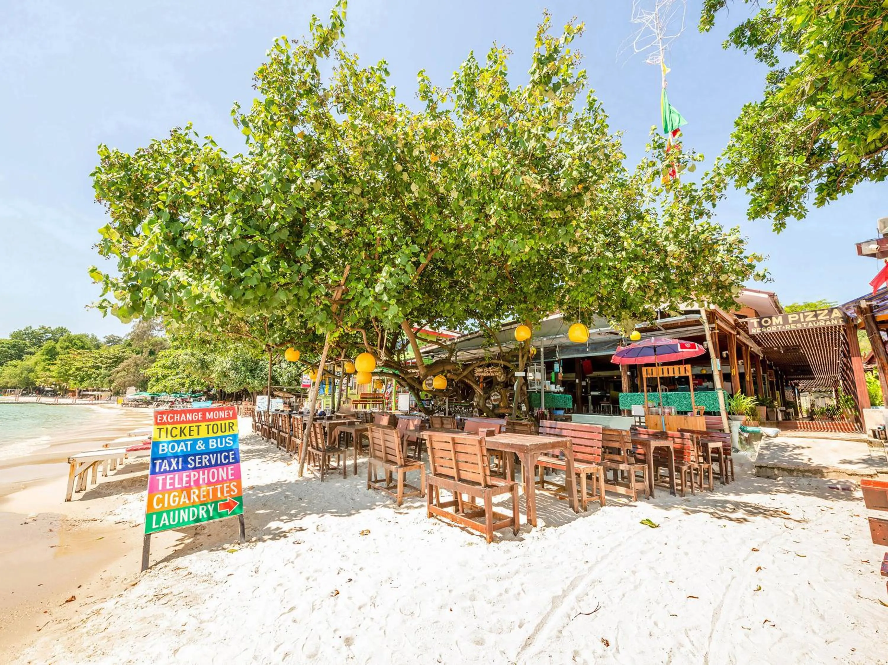 Restaurant/places to eat in Tom Pizza Resort