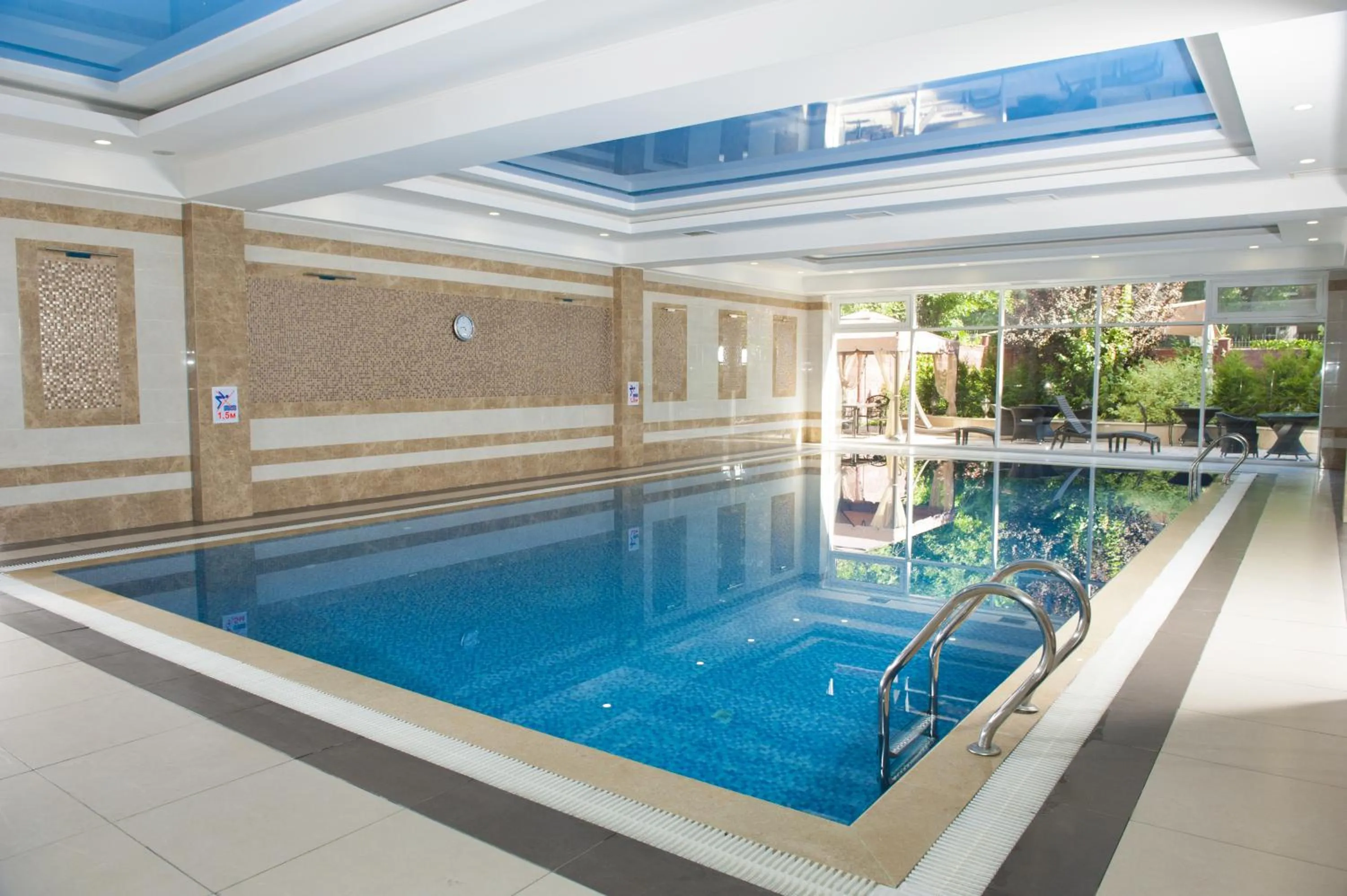 Swimming pool in Park Hotel Bishkek