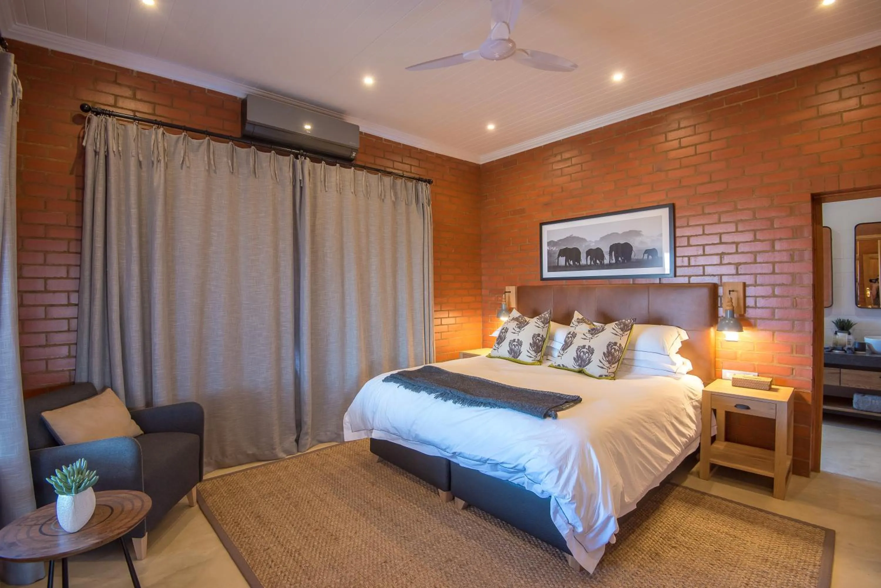 Bed in Rockfig Lodge Madikwe