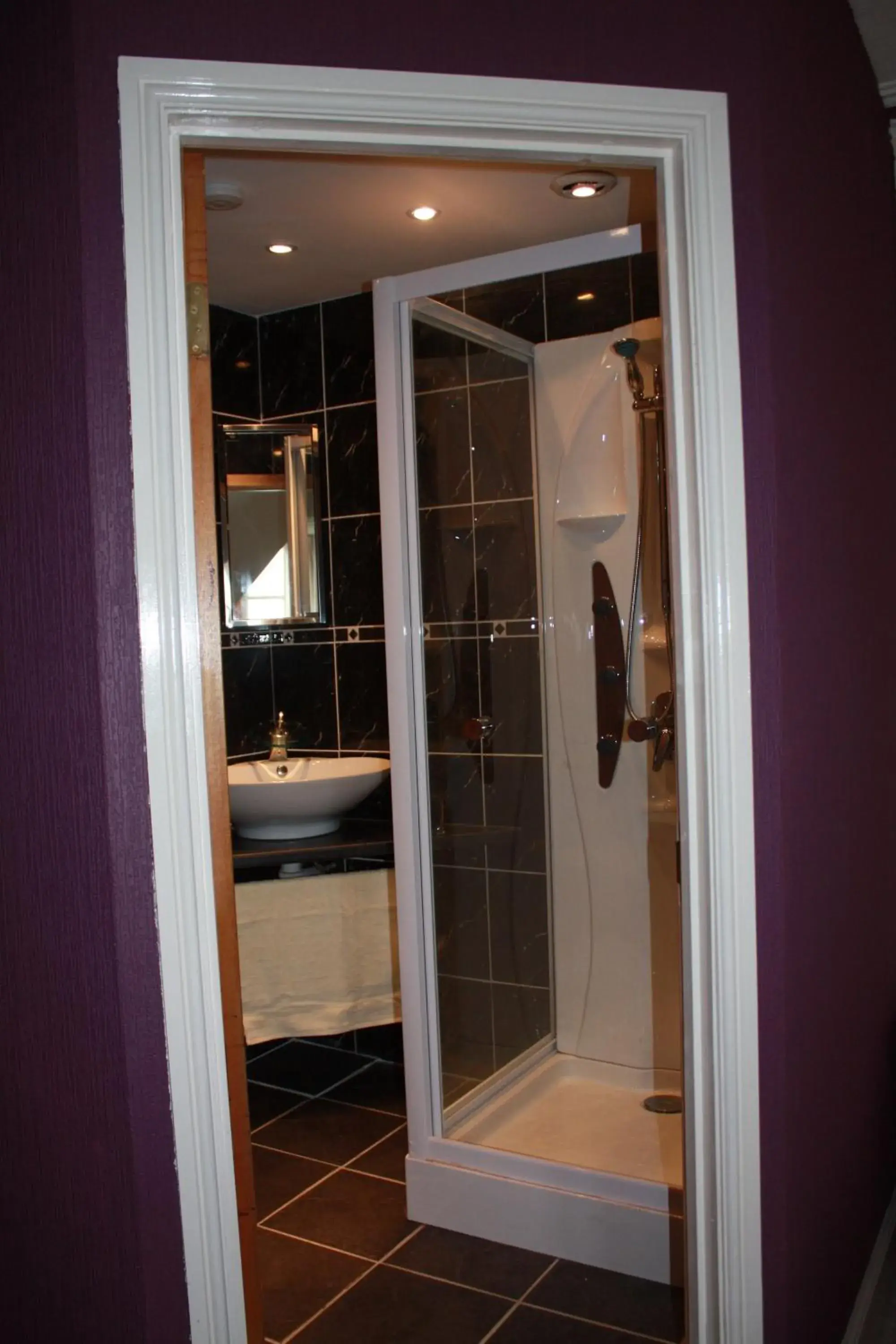 Bathroom in Harbour House Bed & Breakfast - Wick Bathroom in Harbour House Bed & Breakfast - Wick