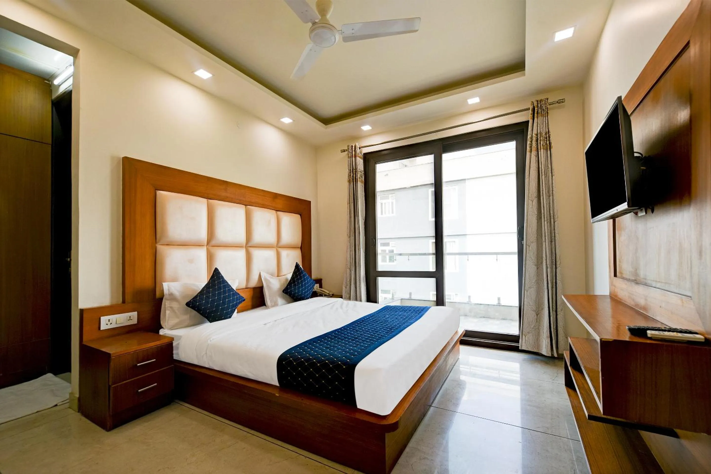 Bed in Hotel Leaf 9 Boutique, Near Golf Course Road and Galleria Market