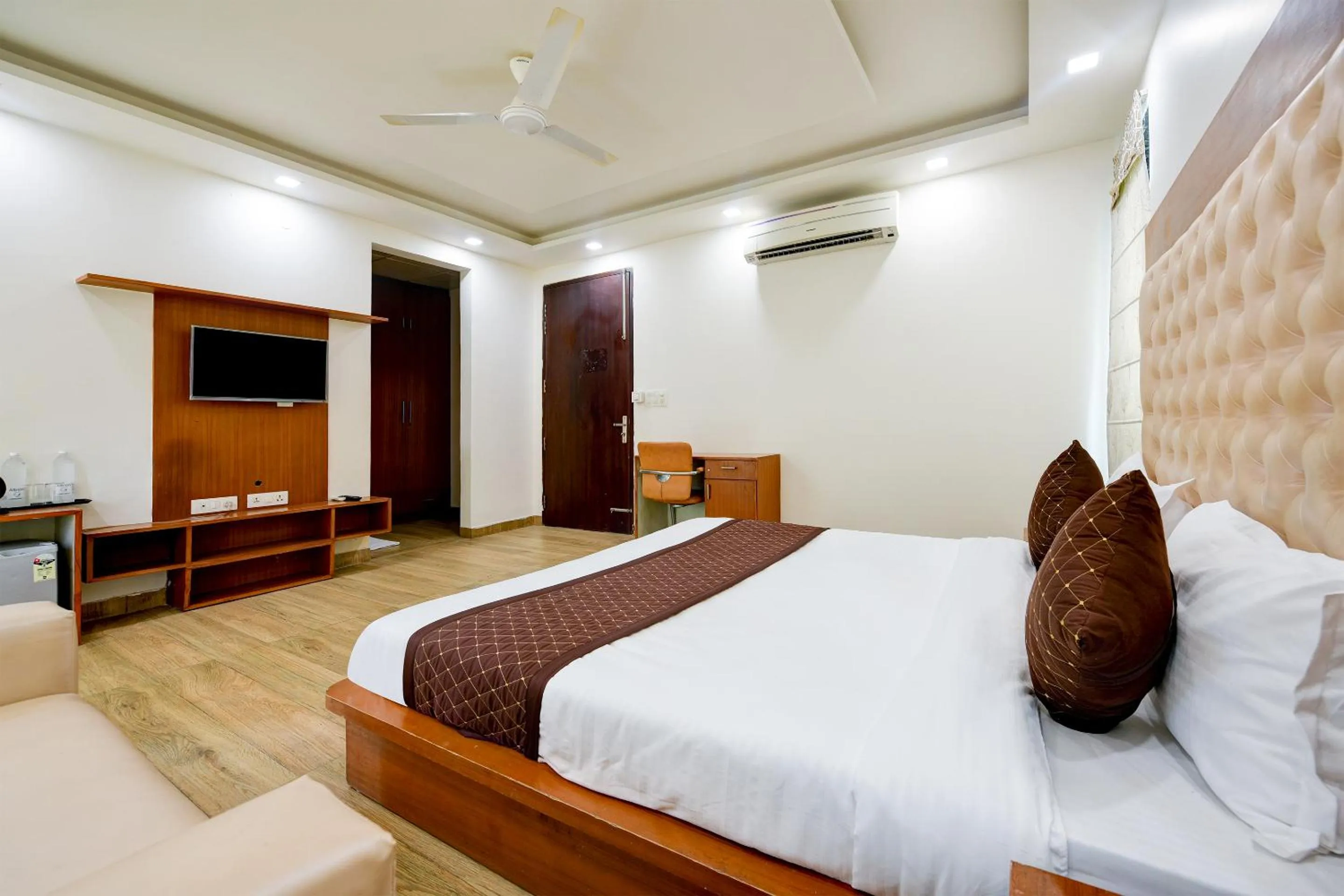 Bed in Hotel Leaf 9 Boutique, Near Golf Course Road and Galleria Market