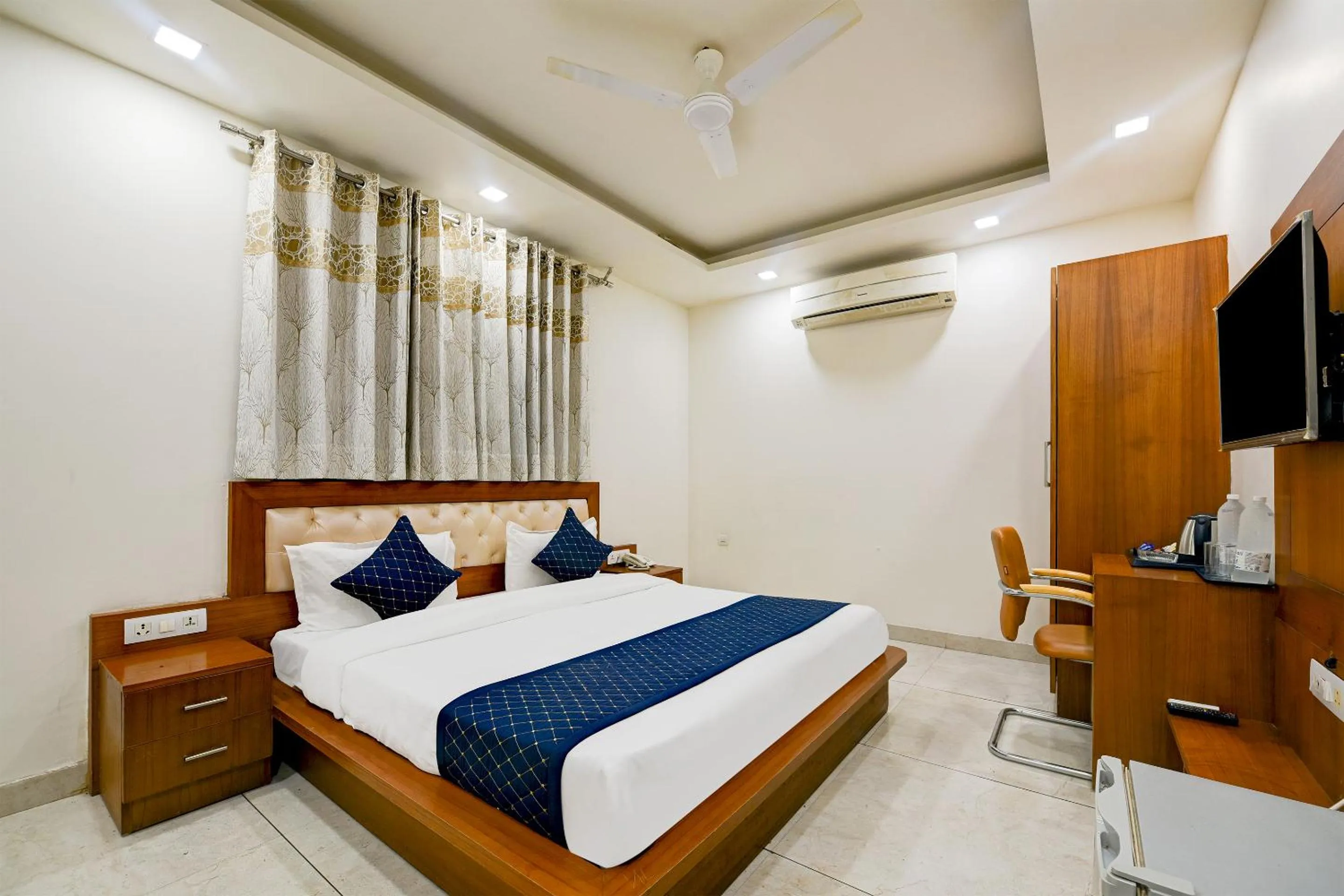 Bed in Hotel Leaf 9 Boutique, Near Golf Course Road and Galleria Market