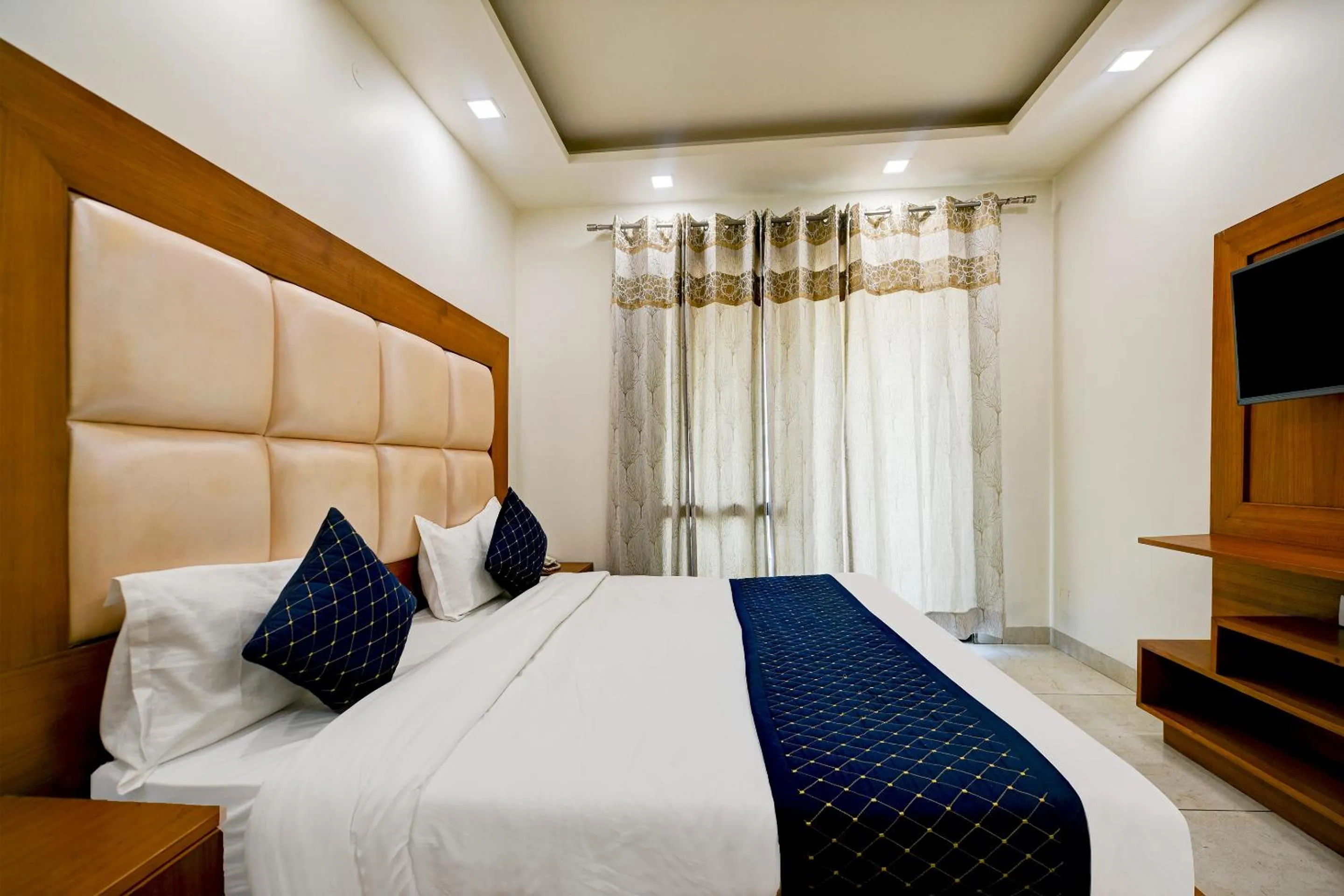 Bed in Hotel Leaf 9 Boutique, Near Golf Course Road and Galleria Market