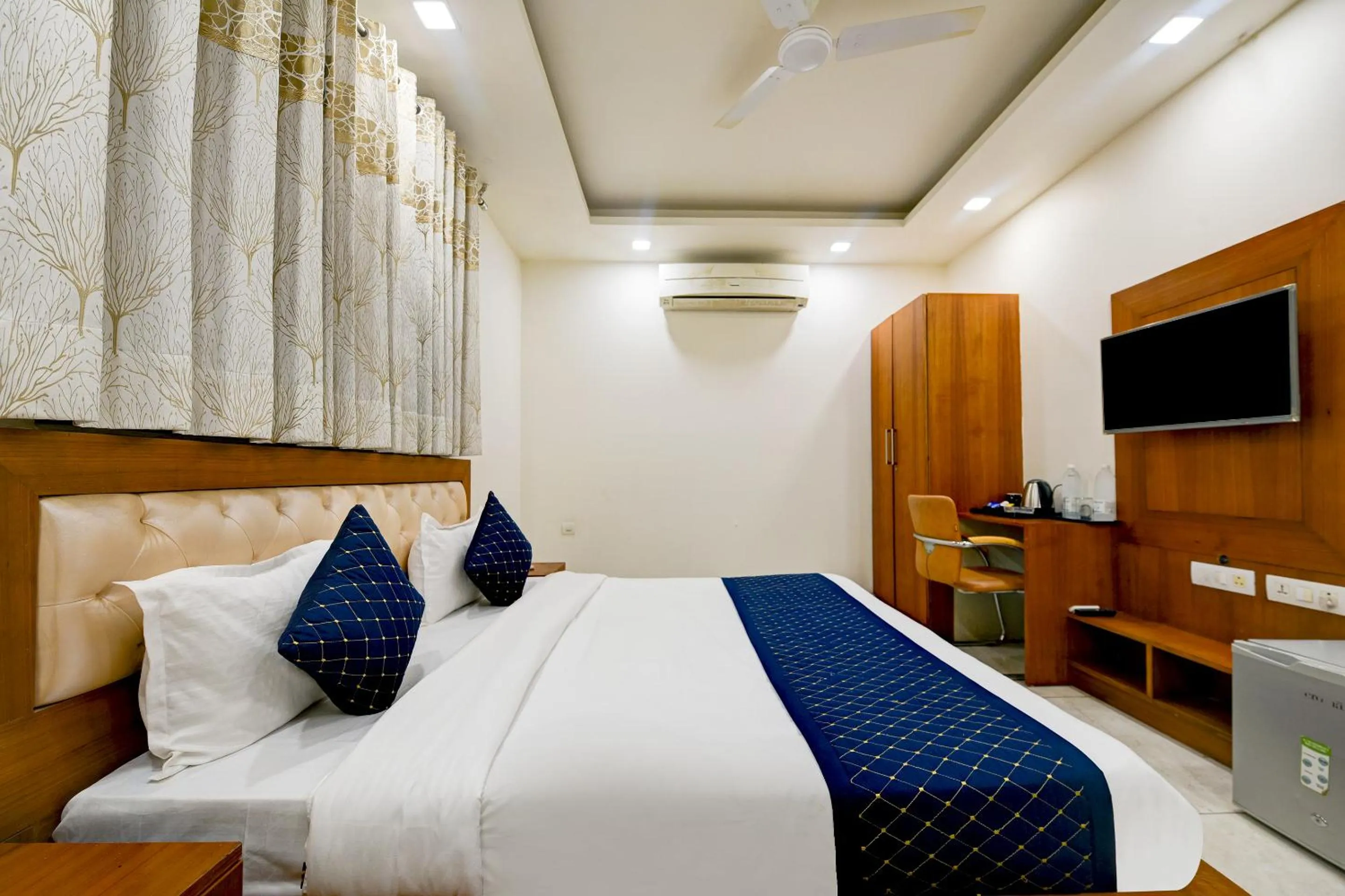 Bed in Hotel Leaf 9 Boutique, Near Golf Course Road and Galleria Market