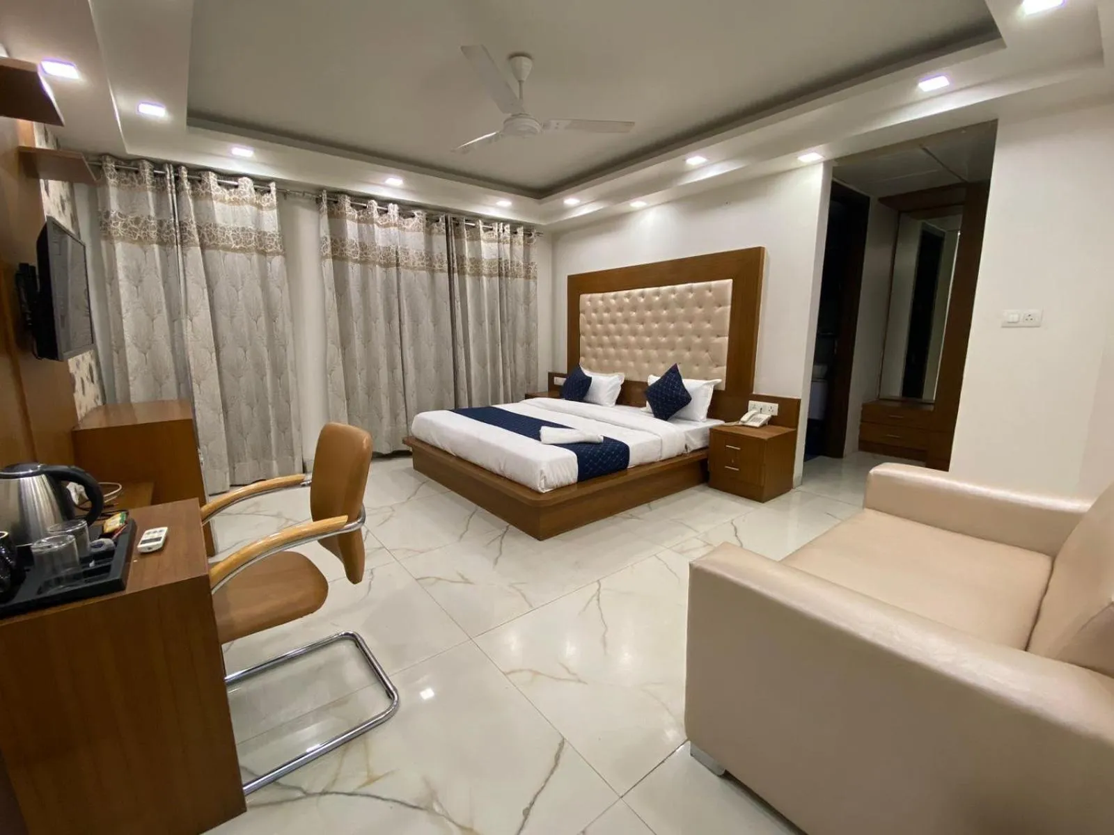Bed in Hotel Leaf 9 Boutique, Near Golf Course Road and Galleria Market