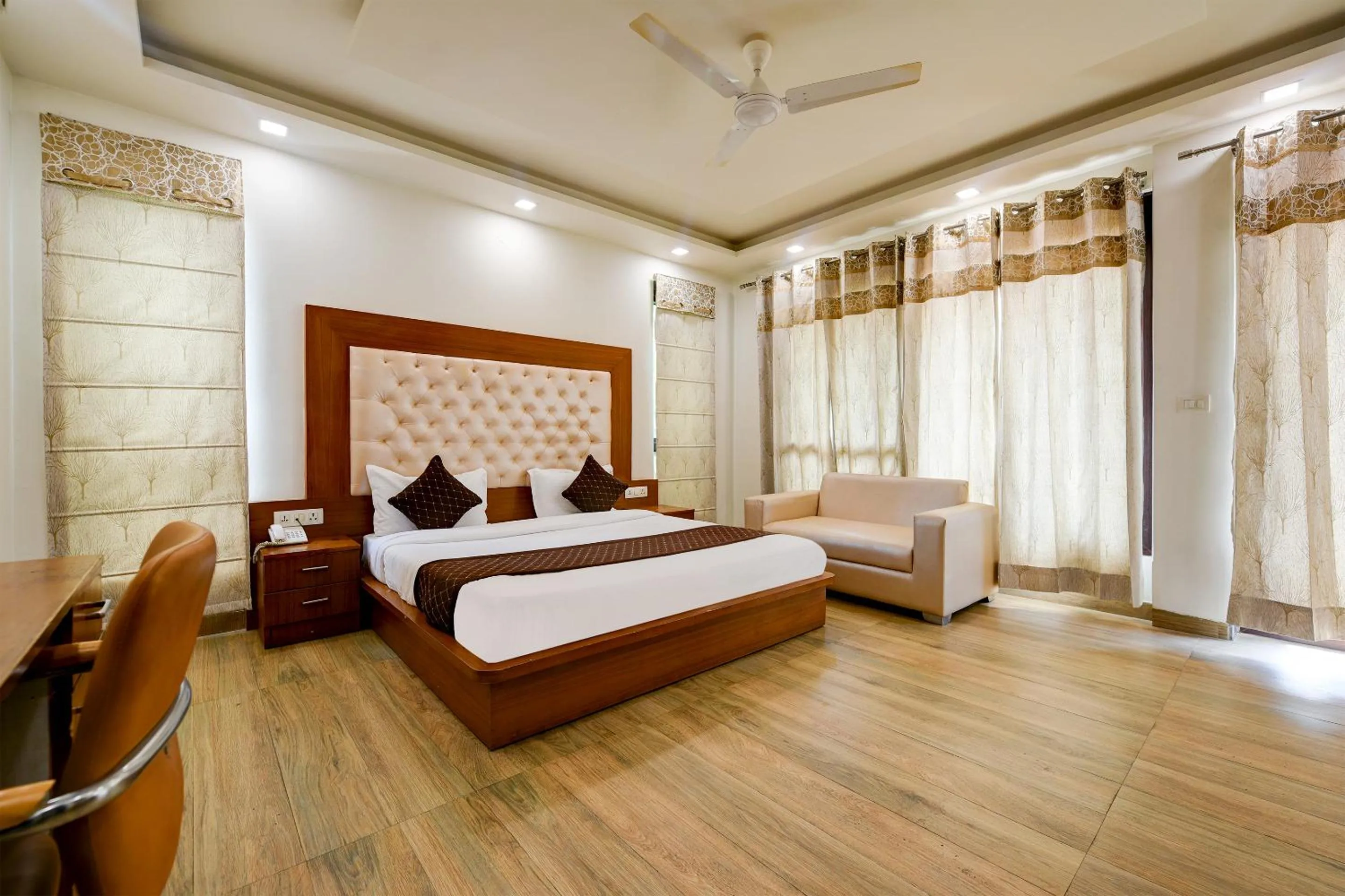 Bed in Hotel Leaf 9 Boutique, Near Golf Course Road and Galleria Market