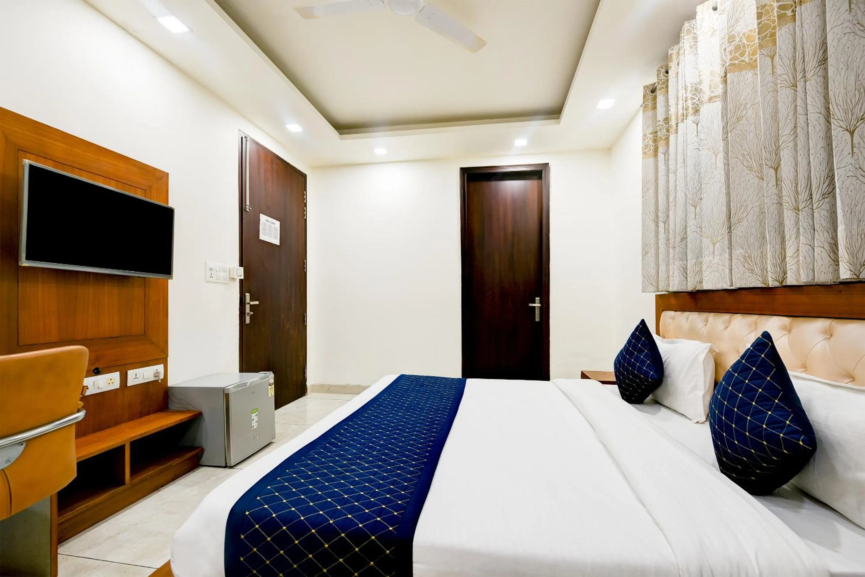 Bed in Hotel Leaf 9 Boutique, Near Golf Course Road and Galleria Market