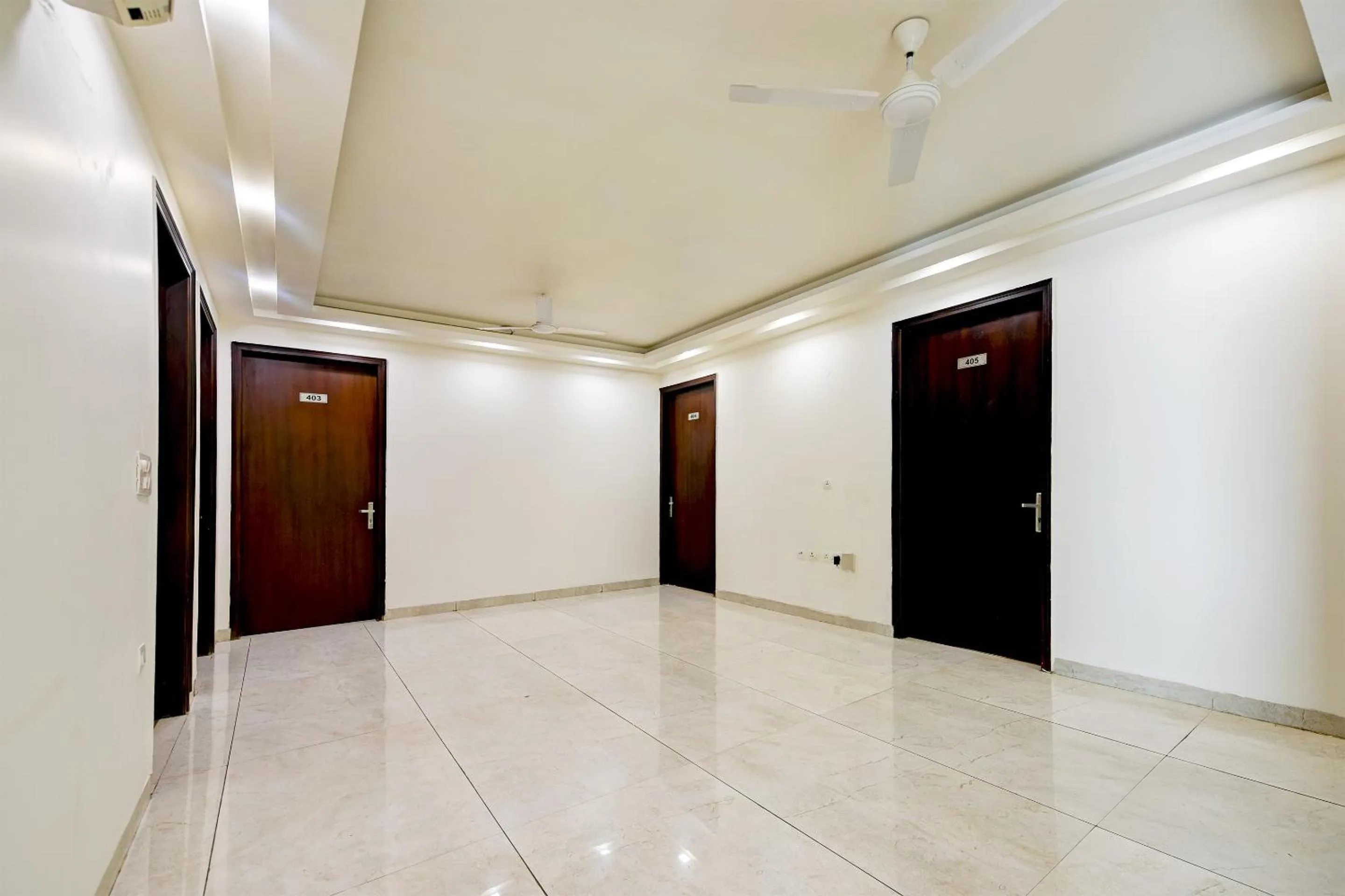 Lobby or reception in Hotel Leaf 9 Boutique, Near Golf Course Road and Galleria Market