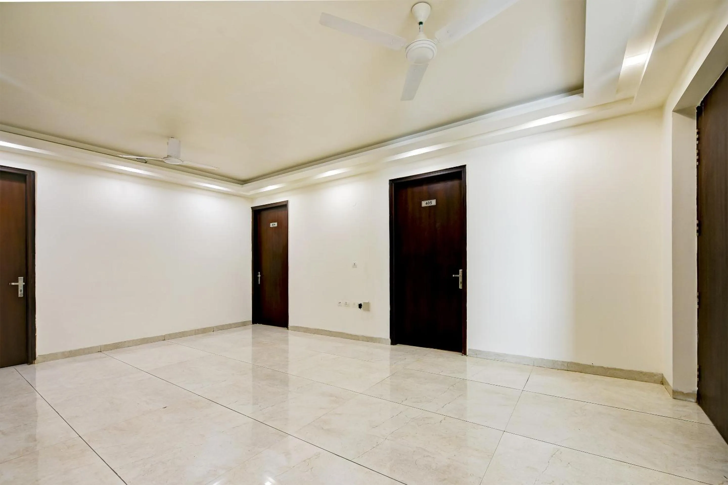 Lobby or reception in Hotel Leaf 9 Boutique, Near Golf Course Road and Galleria Market