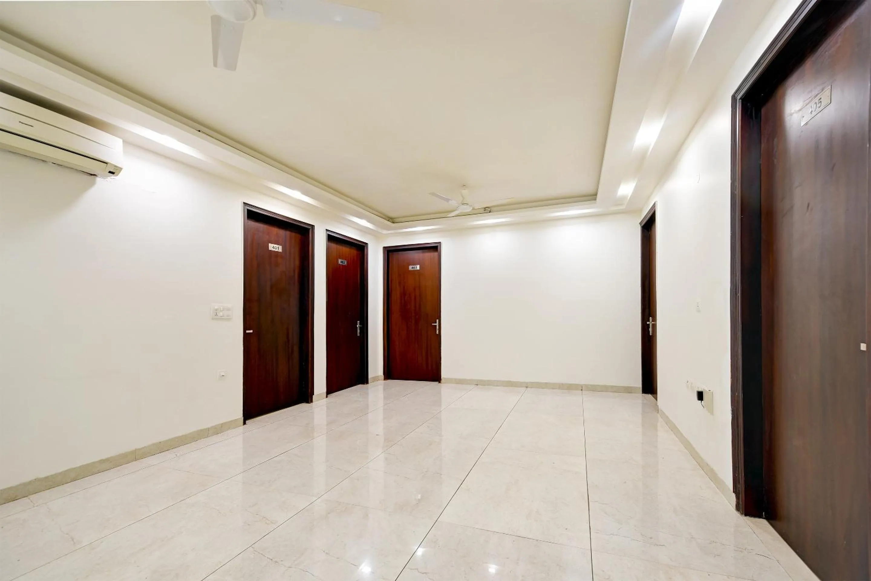 Lobby or reception in Hotel Leaf 9 Boutique, Near Golf Course Road and Galleria Market