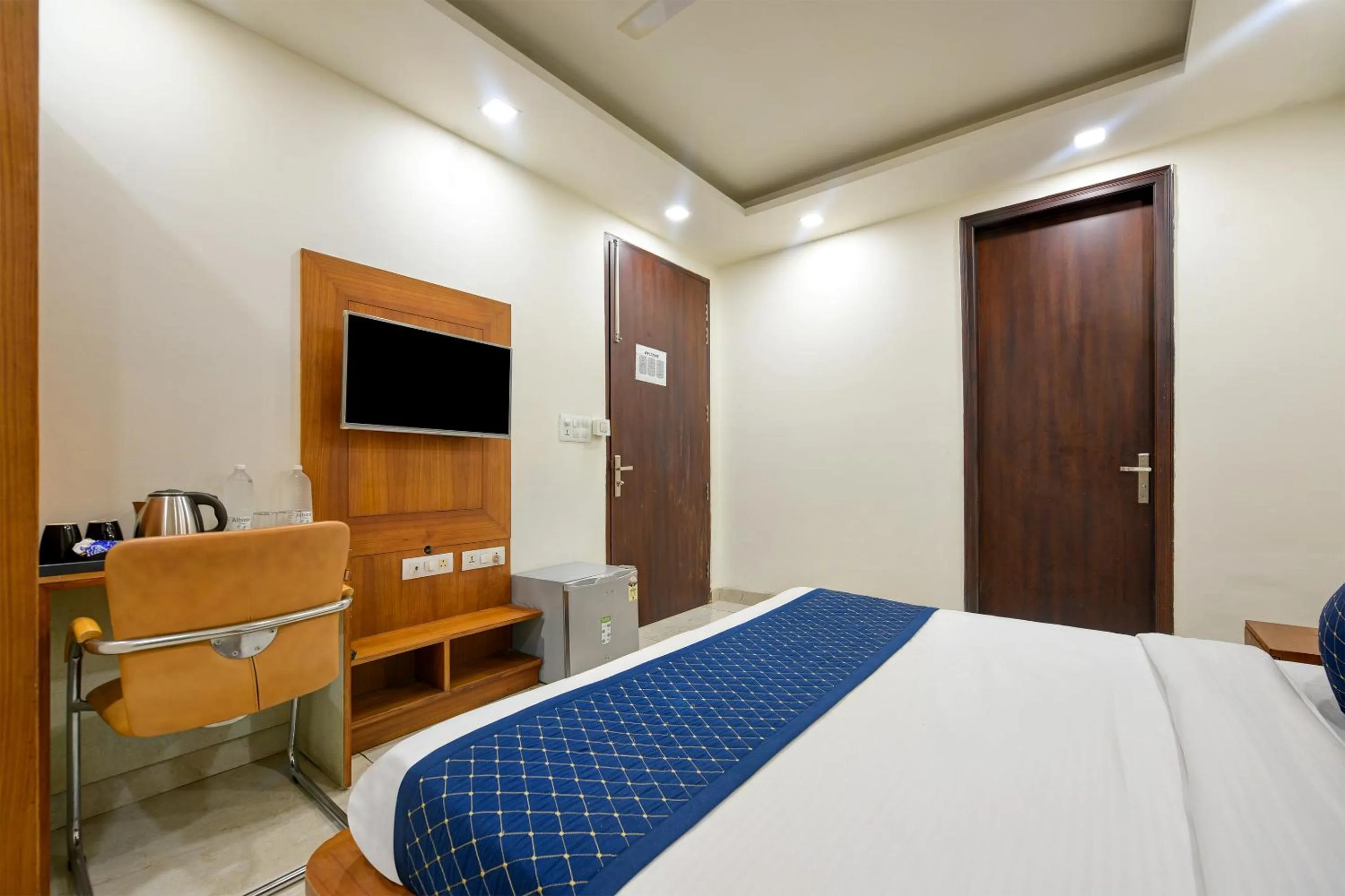 Bed in Hotel Leaf 9 Boutique, Near Golf Course Road and Galleria Market