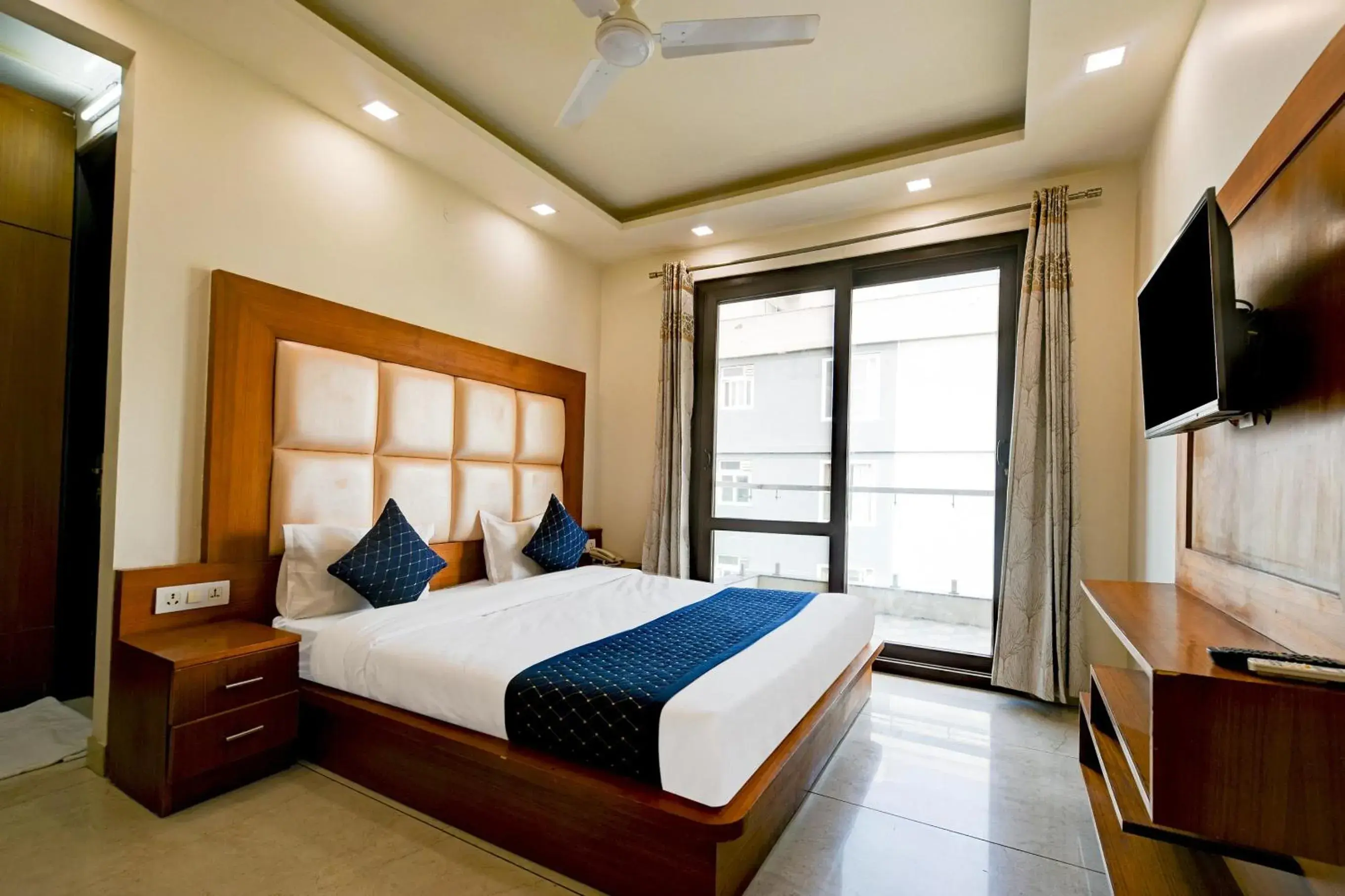 Deluxe Double Room in Hotel Leaf 9 Boutique, Near Golf Course Road and Galleria Market Deluxe Double Room in Hotel Leaf 9 Boutique, Near Golf Course Road and Galleria Market