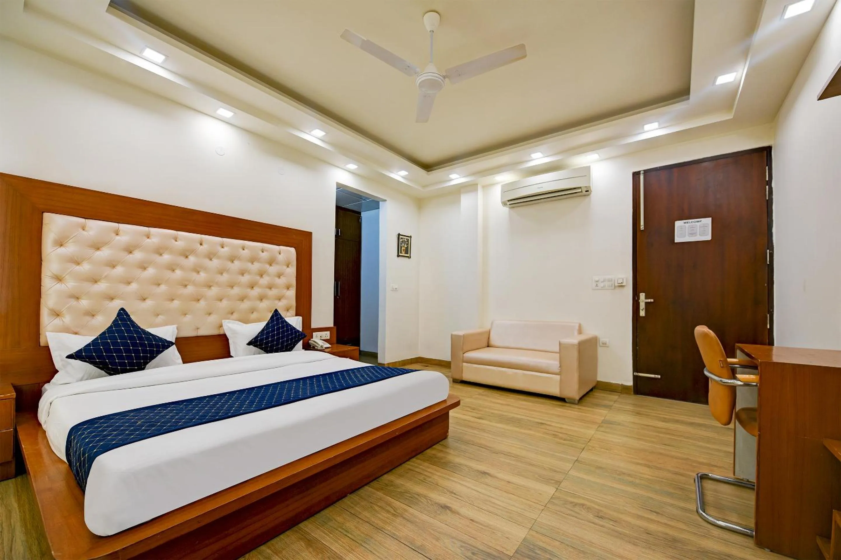 Bed in Hotel Leaf 9 Boutique, Near Golf Course Road and Galleria Market