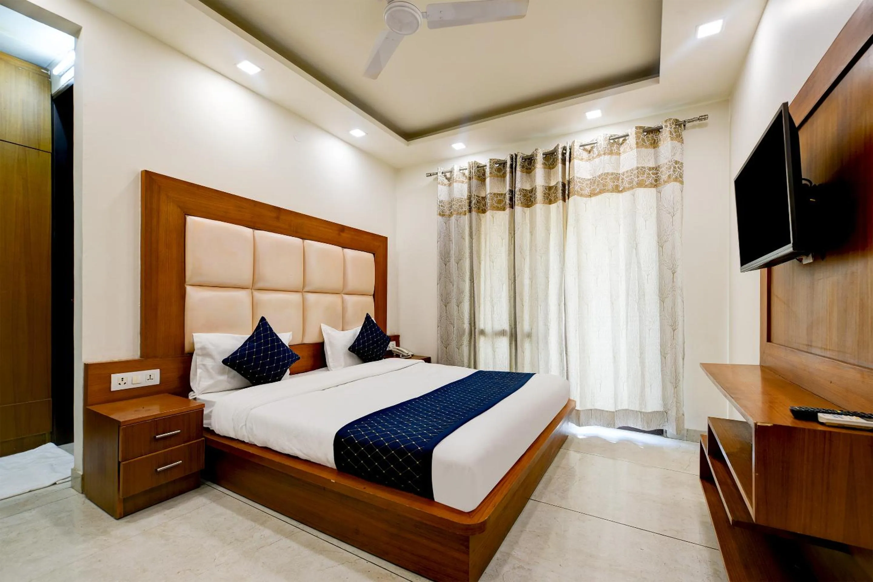 Bed in Hotel Leaf 9 Boutique, Near Golf Course Road and Galleria Market
