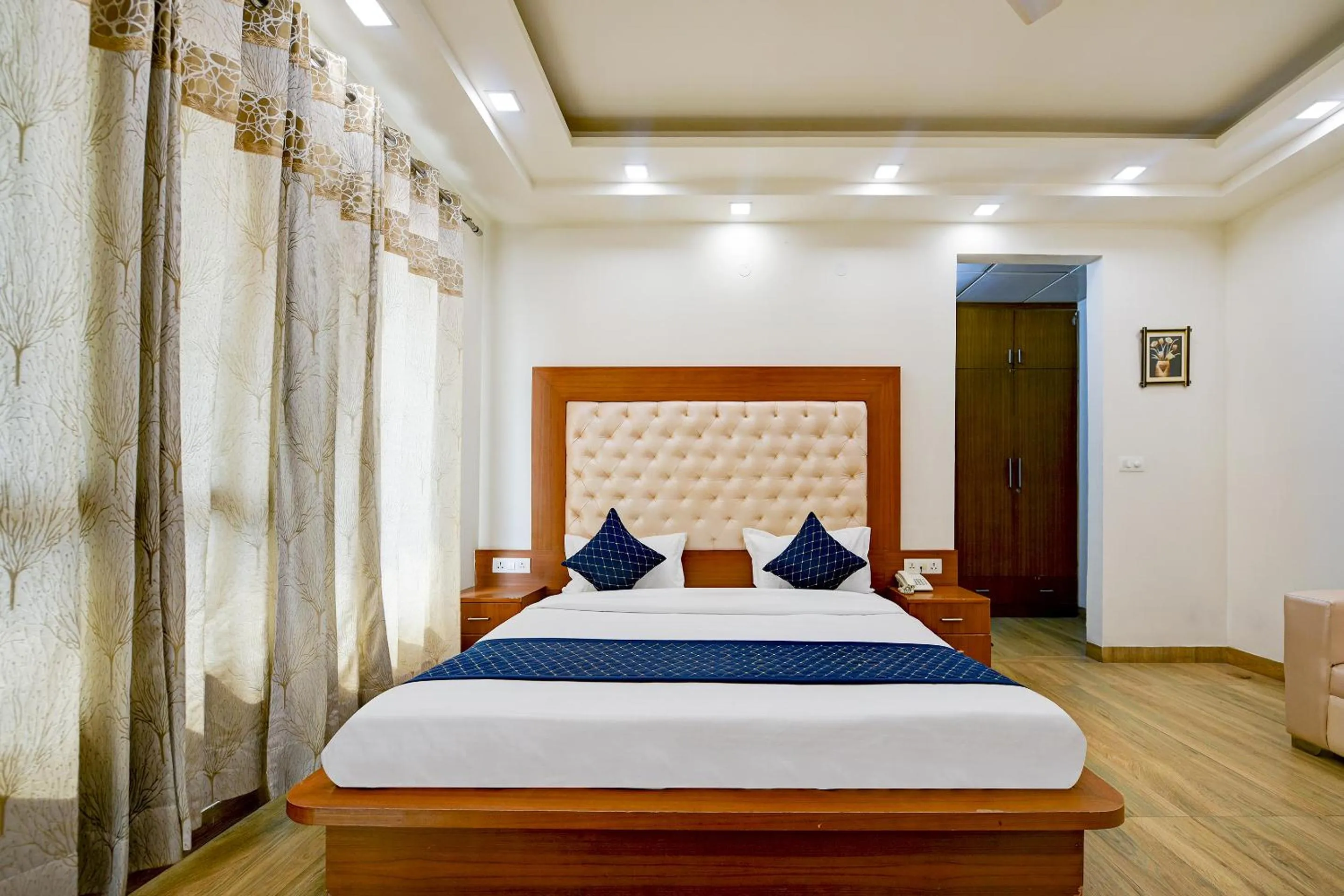 Bed in Hotel Leaf 9 Boutique, Near Golf Course Road and Galleria Market
