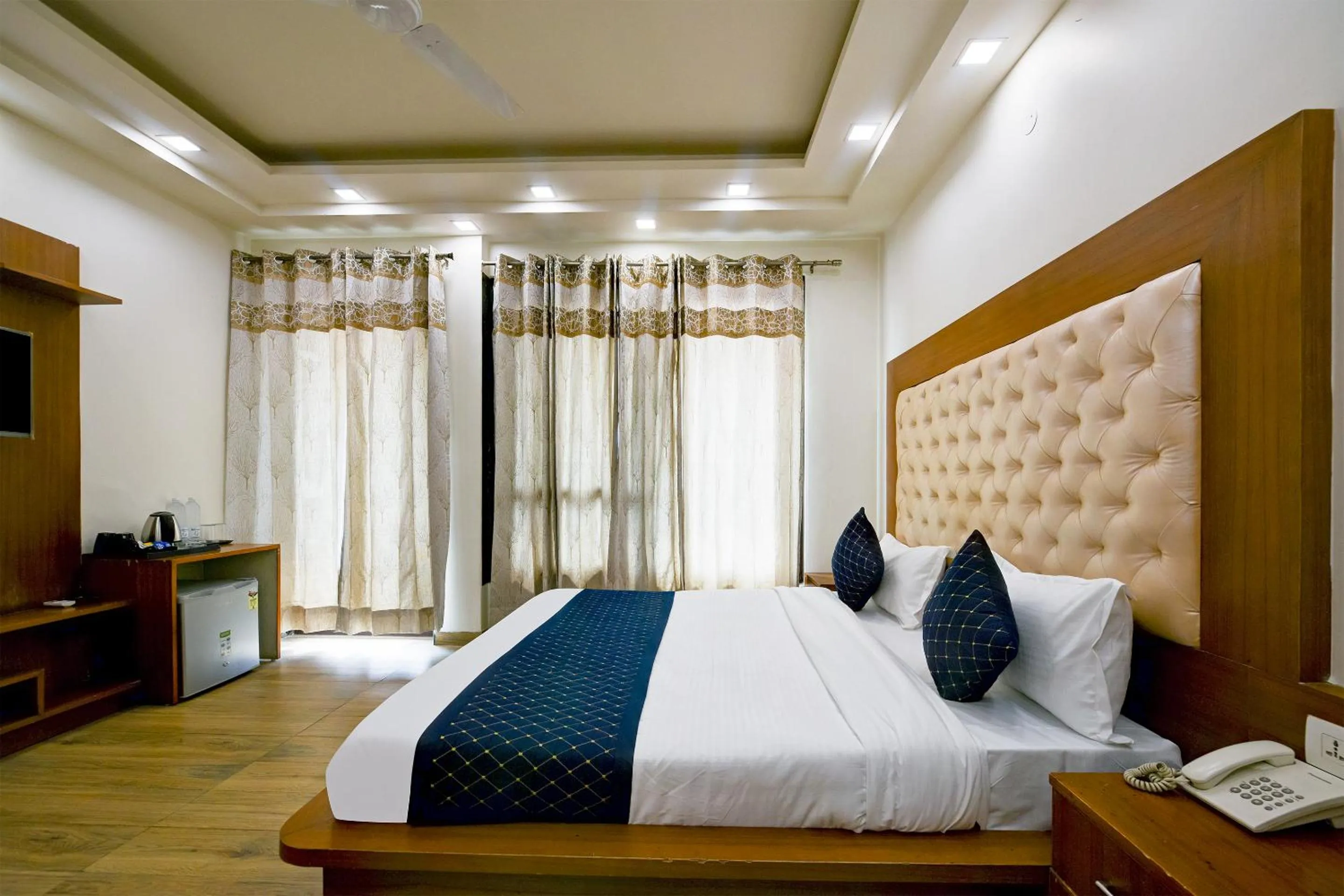 Bed in Hotel Leaf 9 Boutique, Near Golf Course Road and Galleria Market