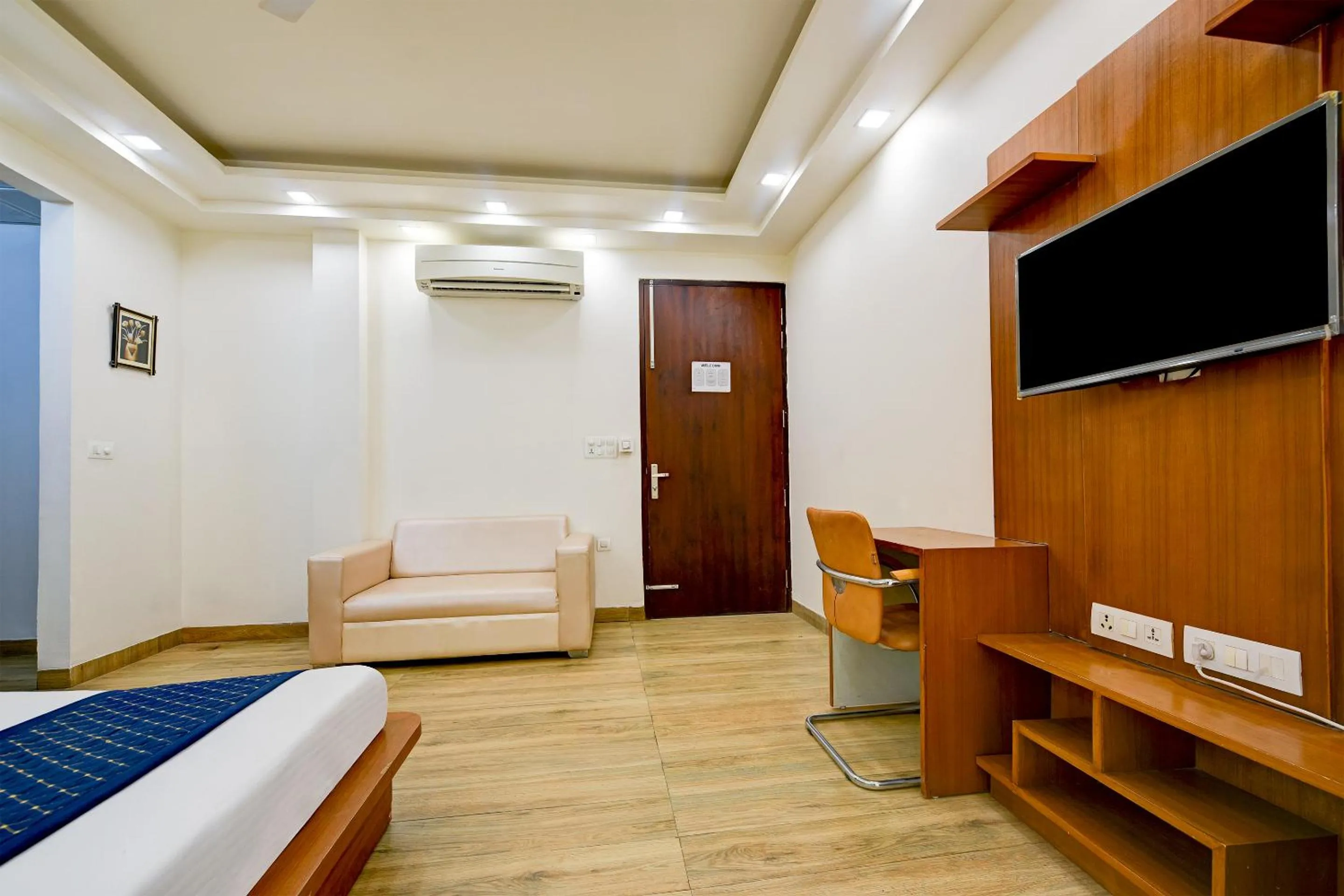 Bed in Hotel Leaf 9 Boutique, Near Golf Course Road and Galleria Market